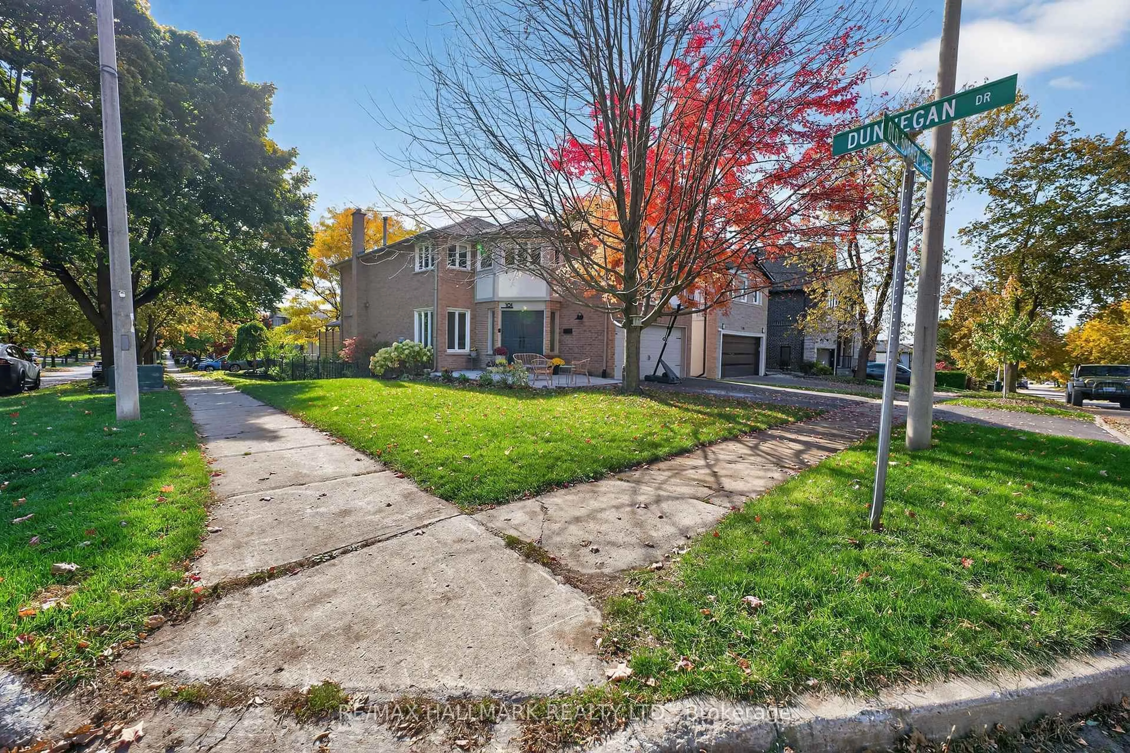 A pic from outside/outdoor area/front of a property/back of a property/a pic from drone, street for 101 Old Surrey Lane Lane, Richmond Hill Ontario L4C 6R8