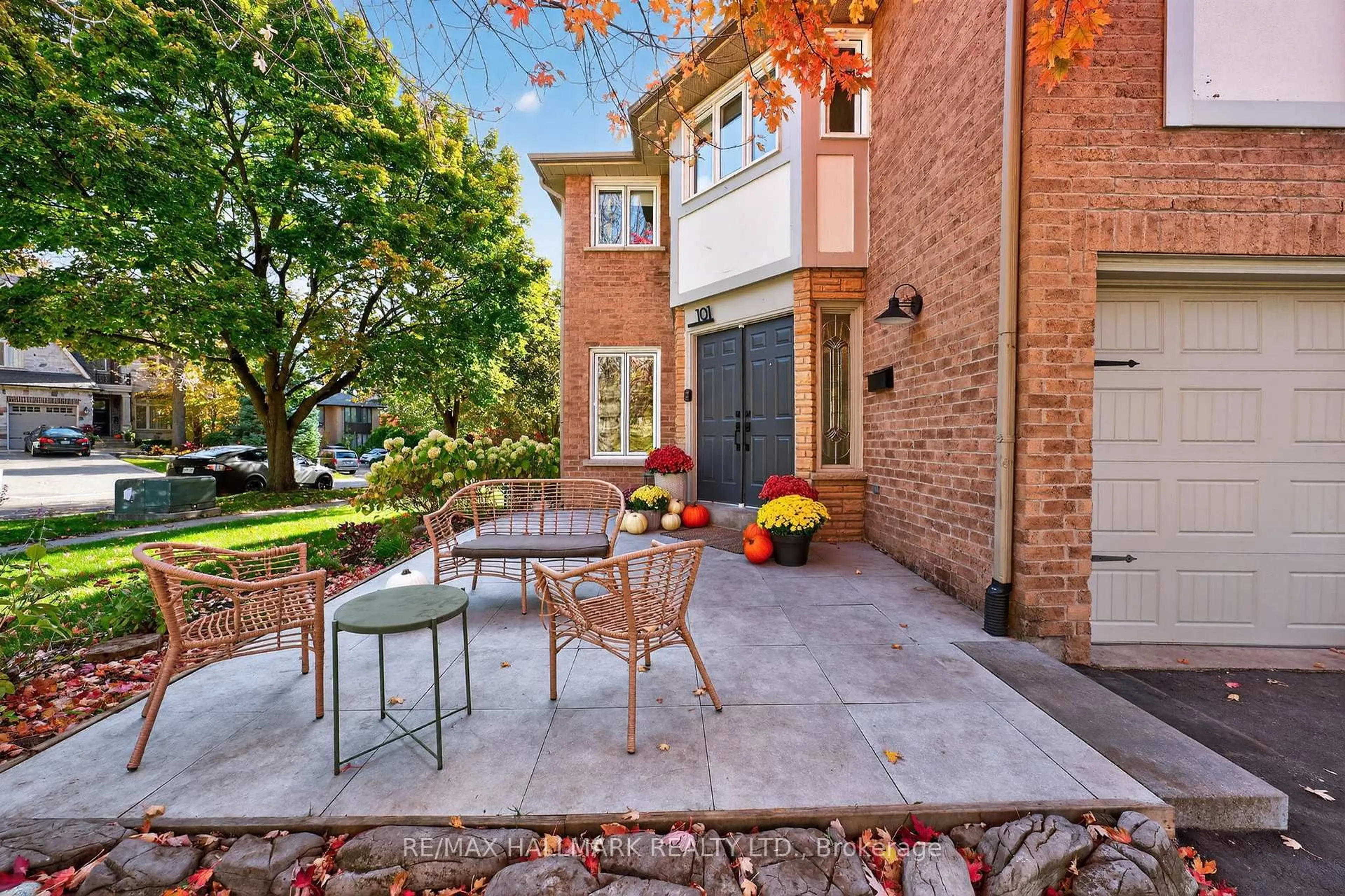 Patio, street for 101 Old Surrey Lane Lane, Richmond Hill Ontario L4C 6R8