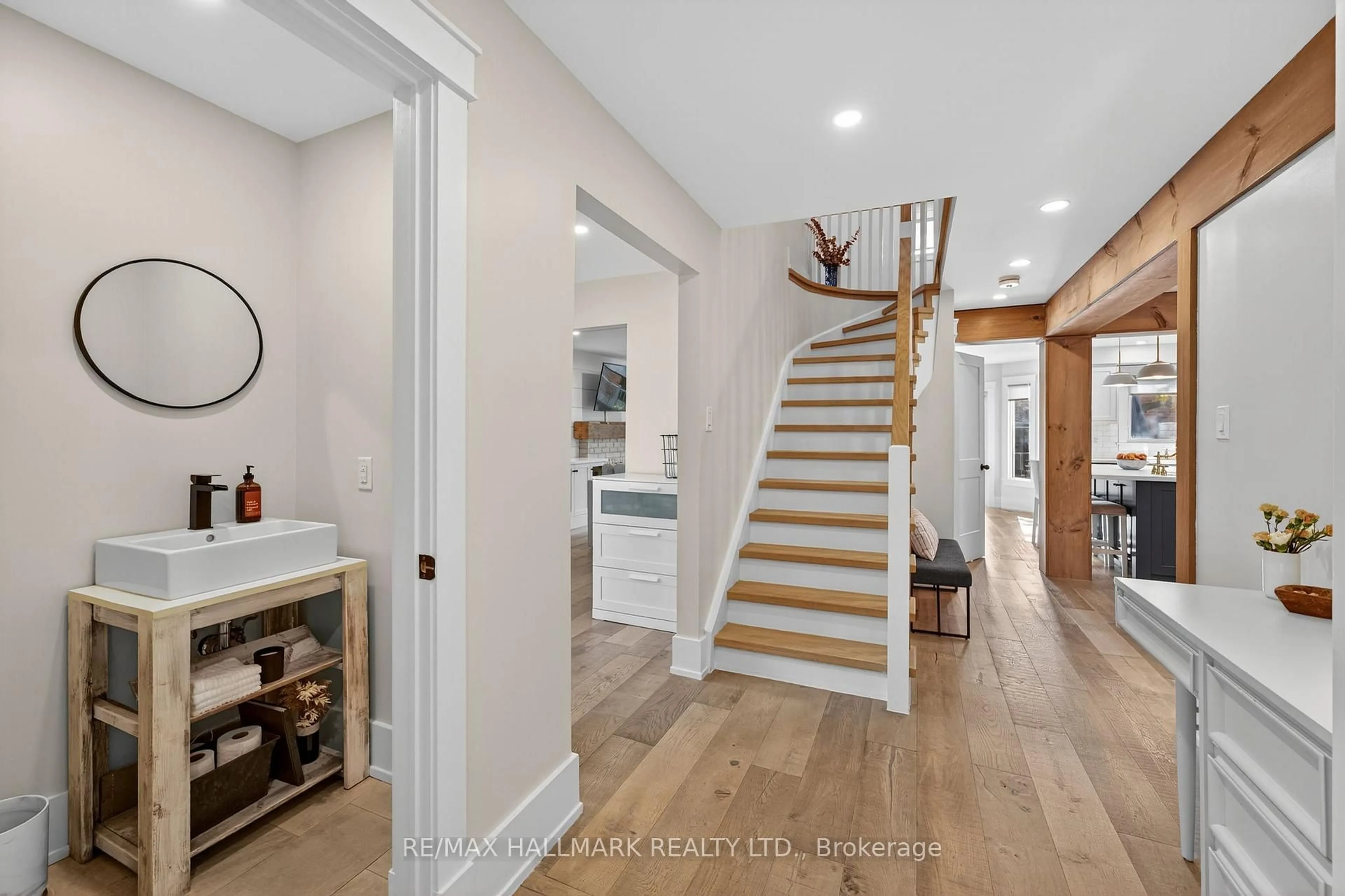 Indoor entryway for 101 Old Surrey Lane Lane, Richmond Hill Ontario L4C 6R8