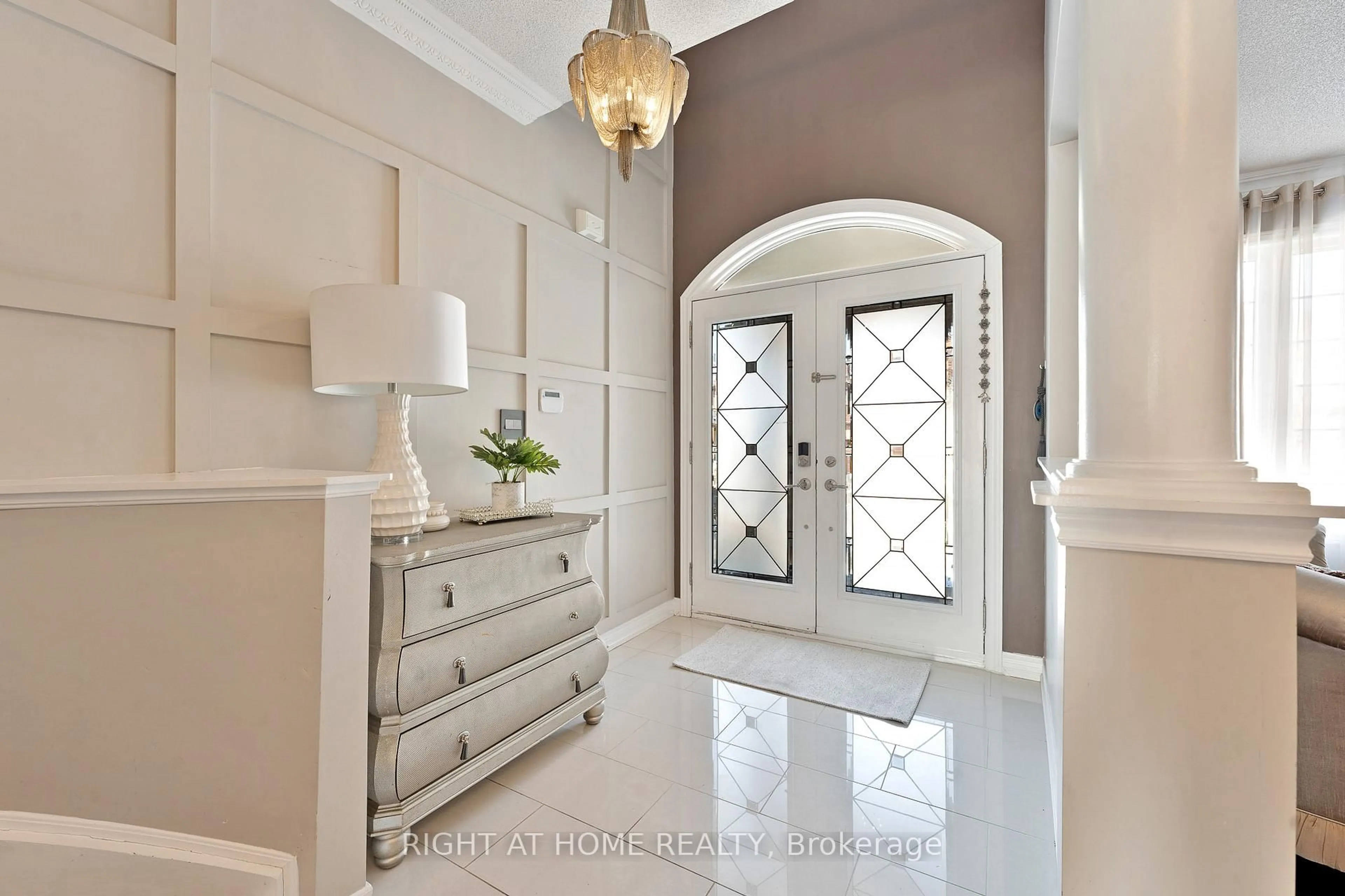 Indoor entryway for 37 Newbridge Ave, Richmond Hill Ontario L4E 3Z9