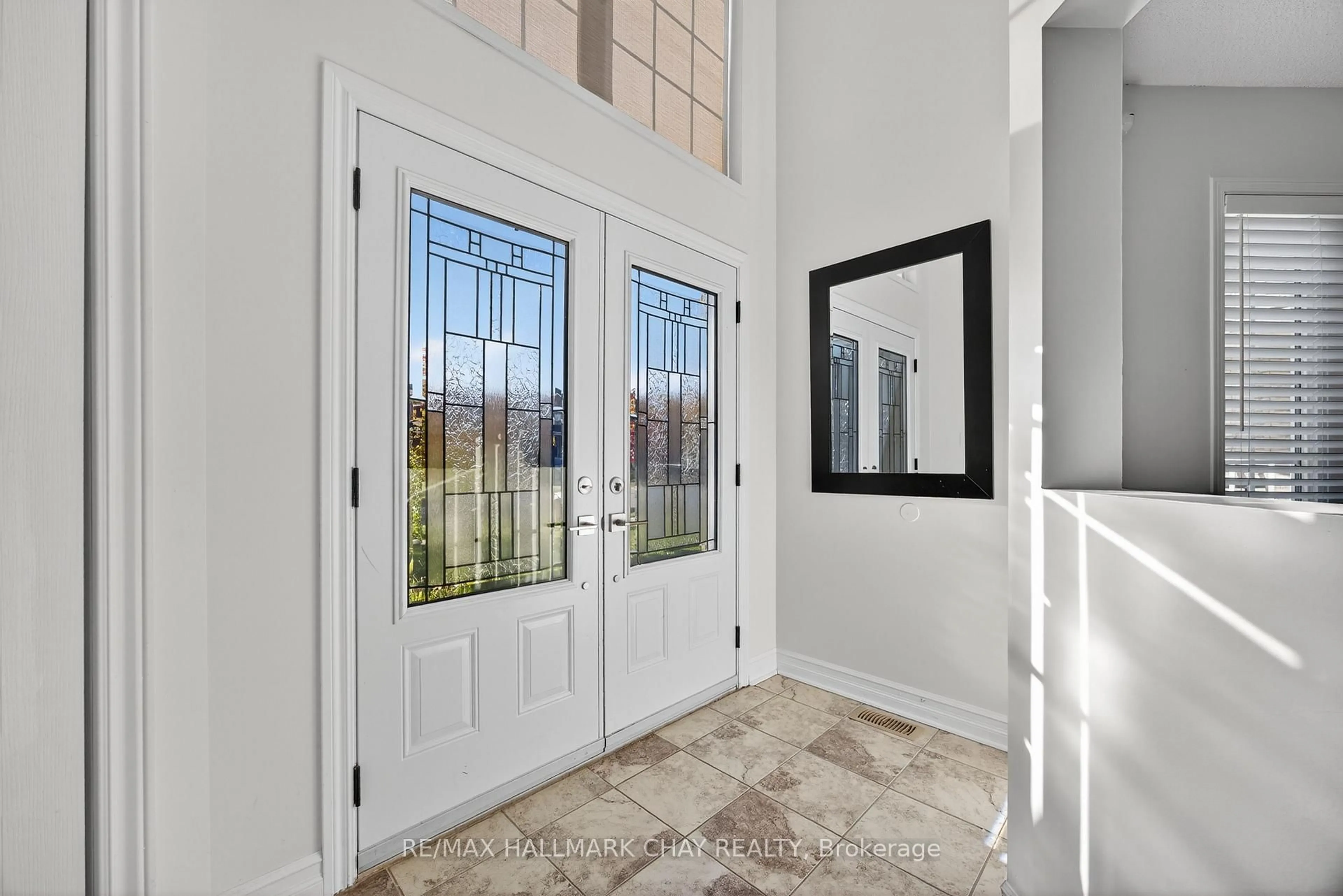 Indoor entryway for 2065 Wilson St, Innisfil Ontario L9S 4Y2