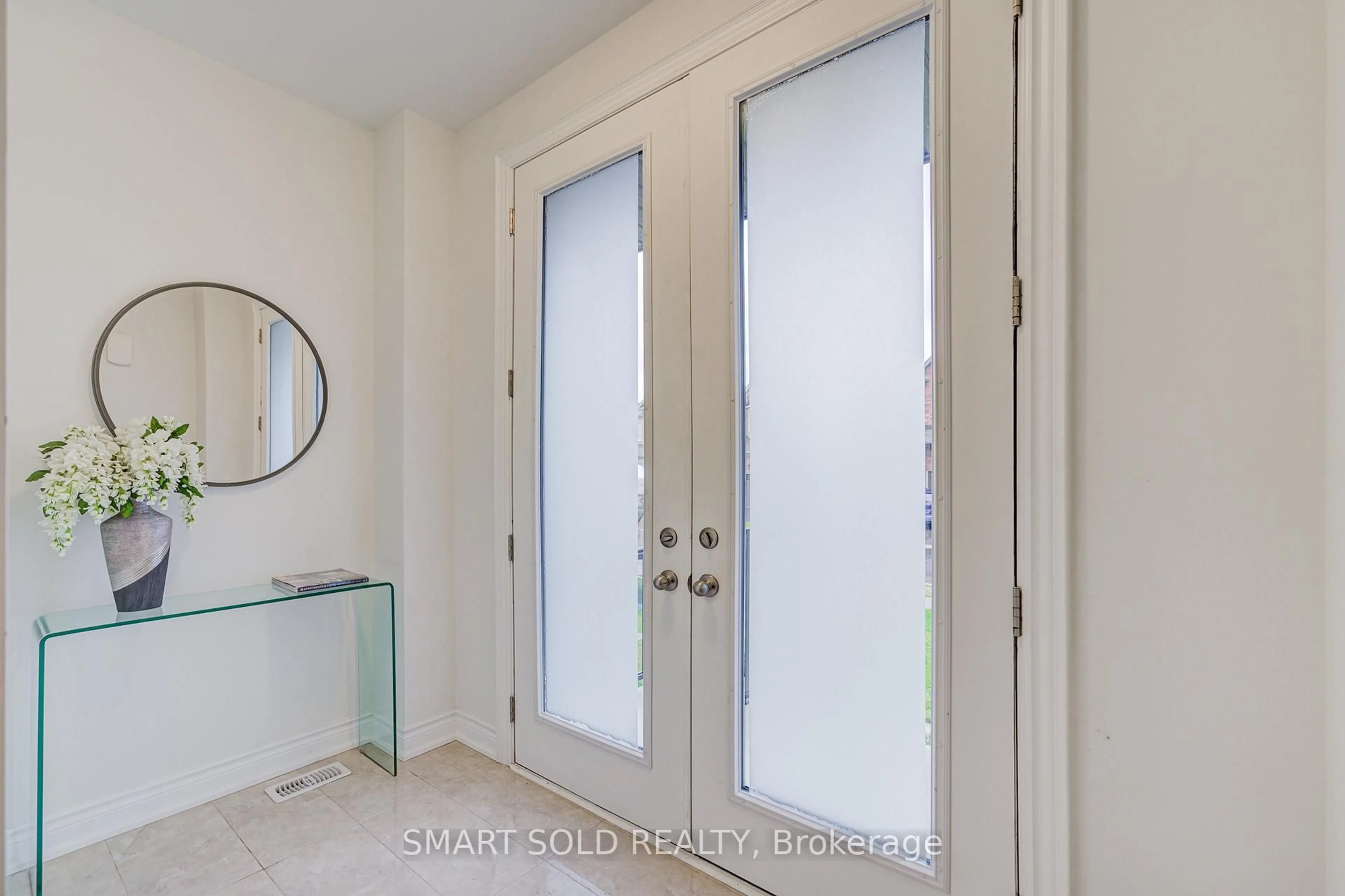 Indoor entryway for 112 Carriage Shop Bend, East Gwillimbury Ontario L9N 0Y3