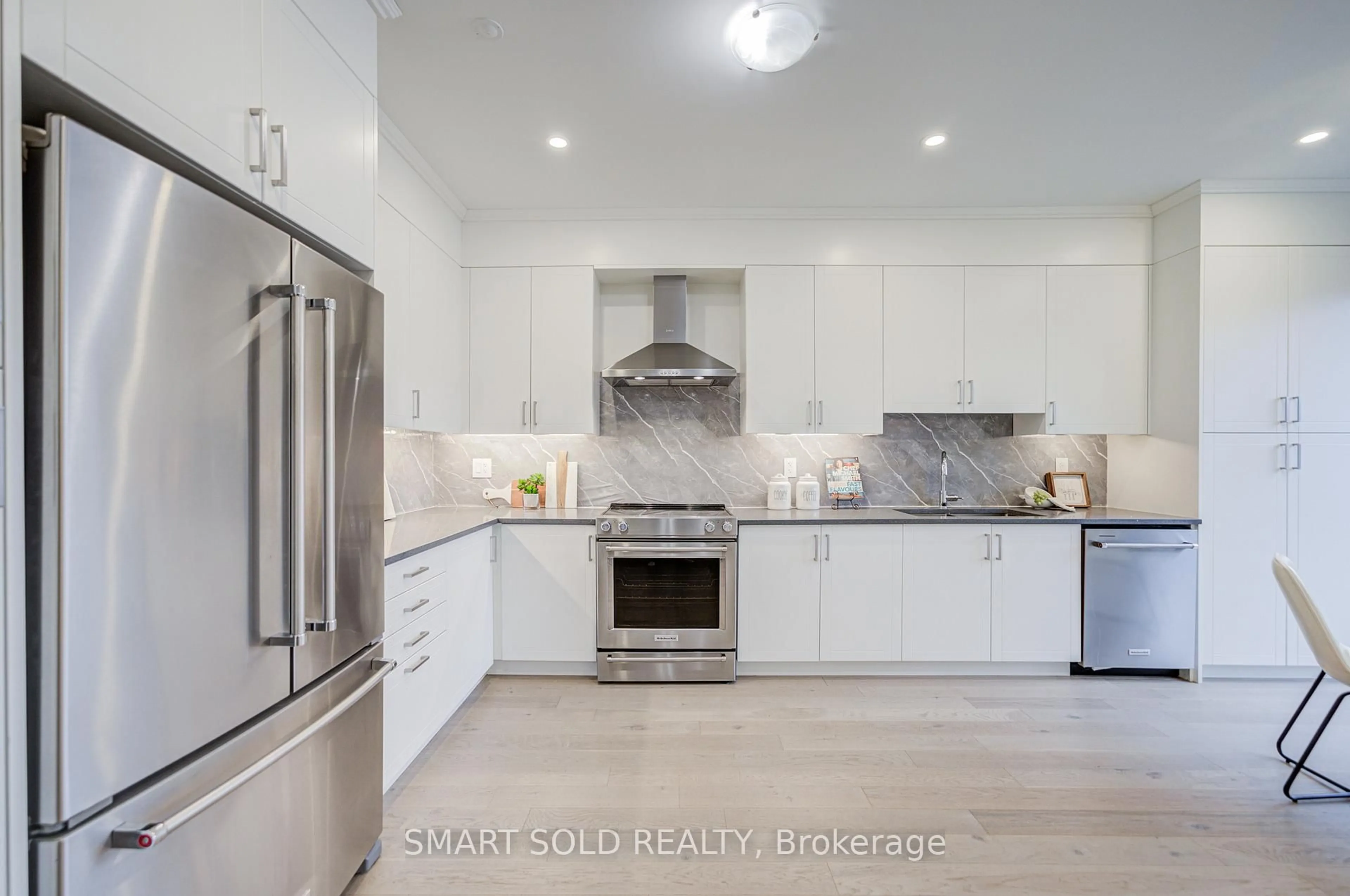 Contemporary kitchen, ceramic/tile floor for 112 Carriage Shop Bend, East Gwillimbury Ontario L9N 0Y3