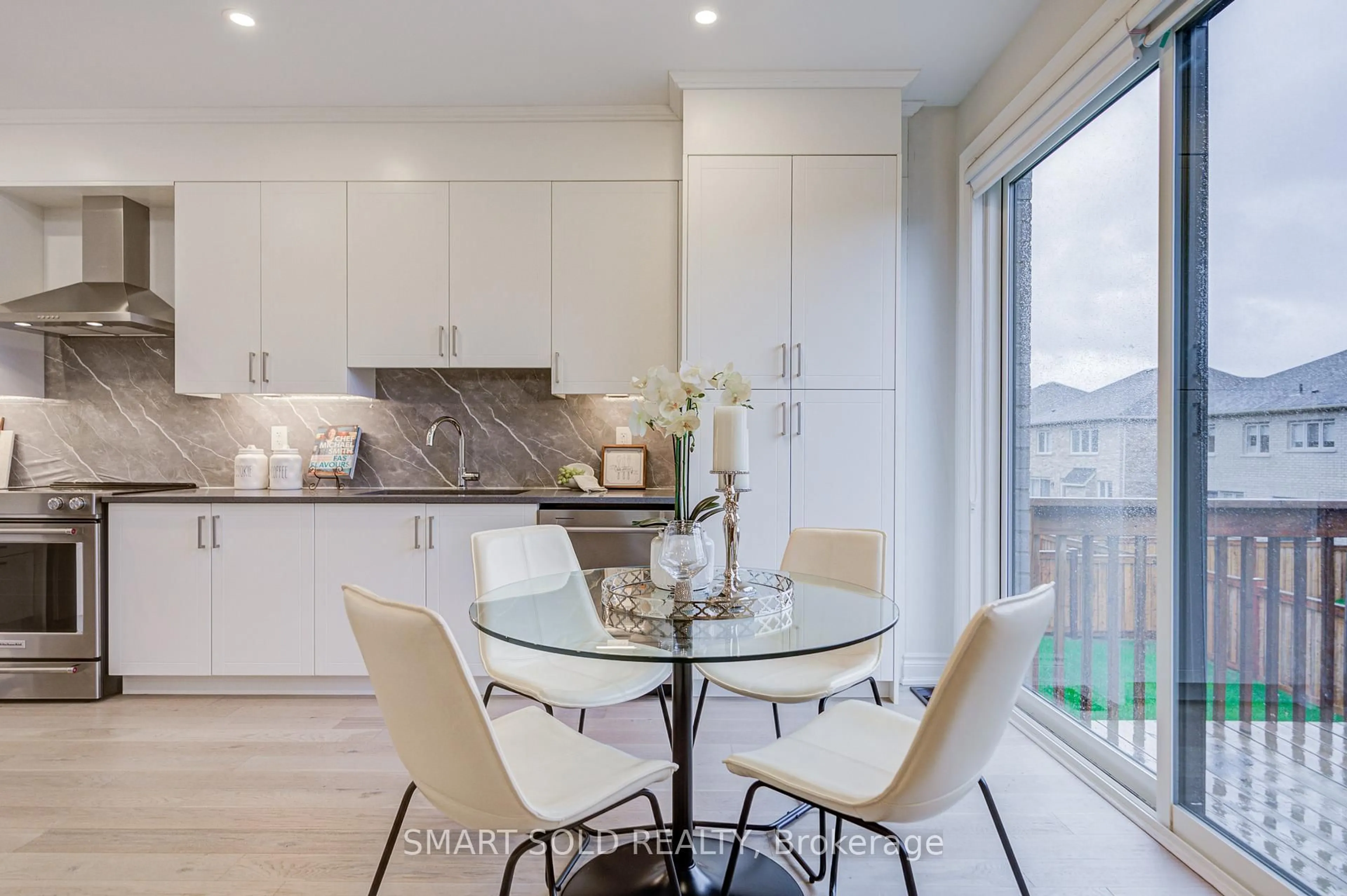 Contemporary kitchen, unknown for 112 Carriage Shop Bend, East Gwillimbury Ontario L9N 0Y3