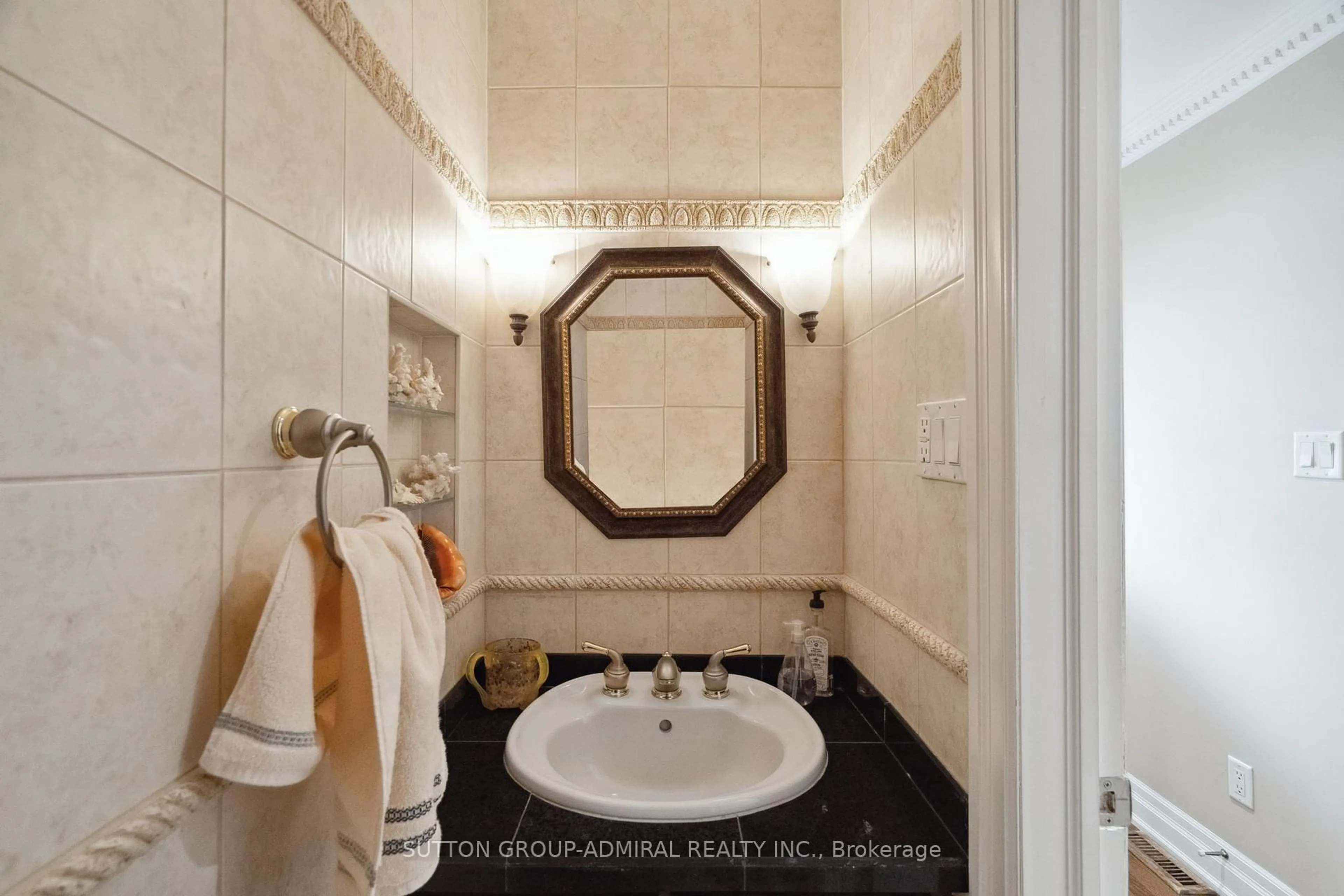 Standard bathroom, ceramic/tile floor for 24 Patrice Cres, Vaughan Ontario L4J 4Y8