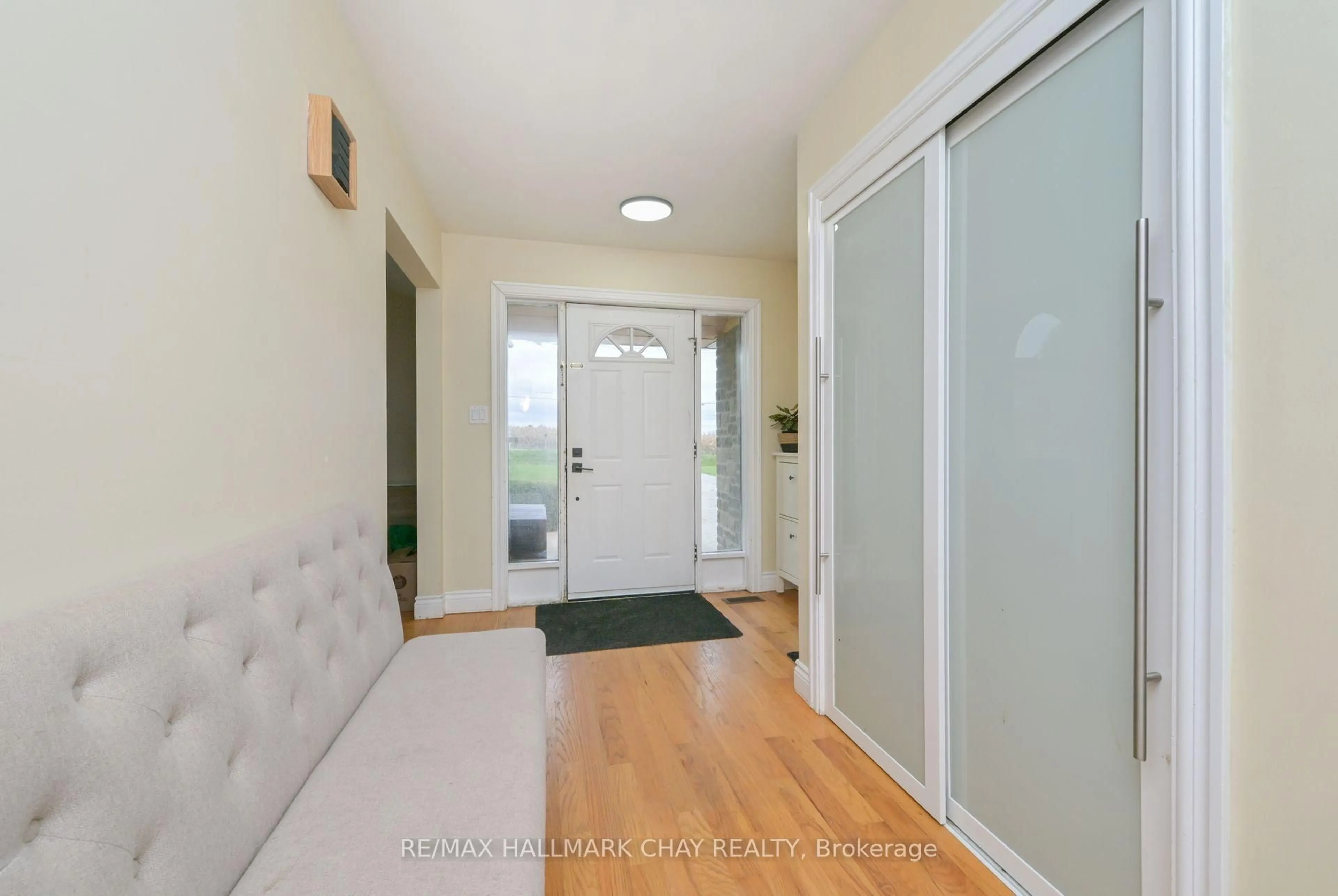 Indoor entryway for 7067 5th Sideroad, New Tecumseth Ontario L9R 1V2