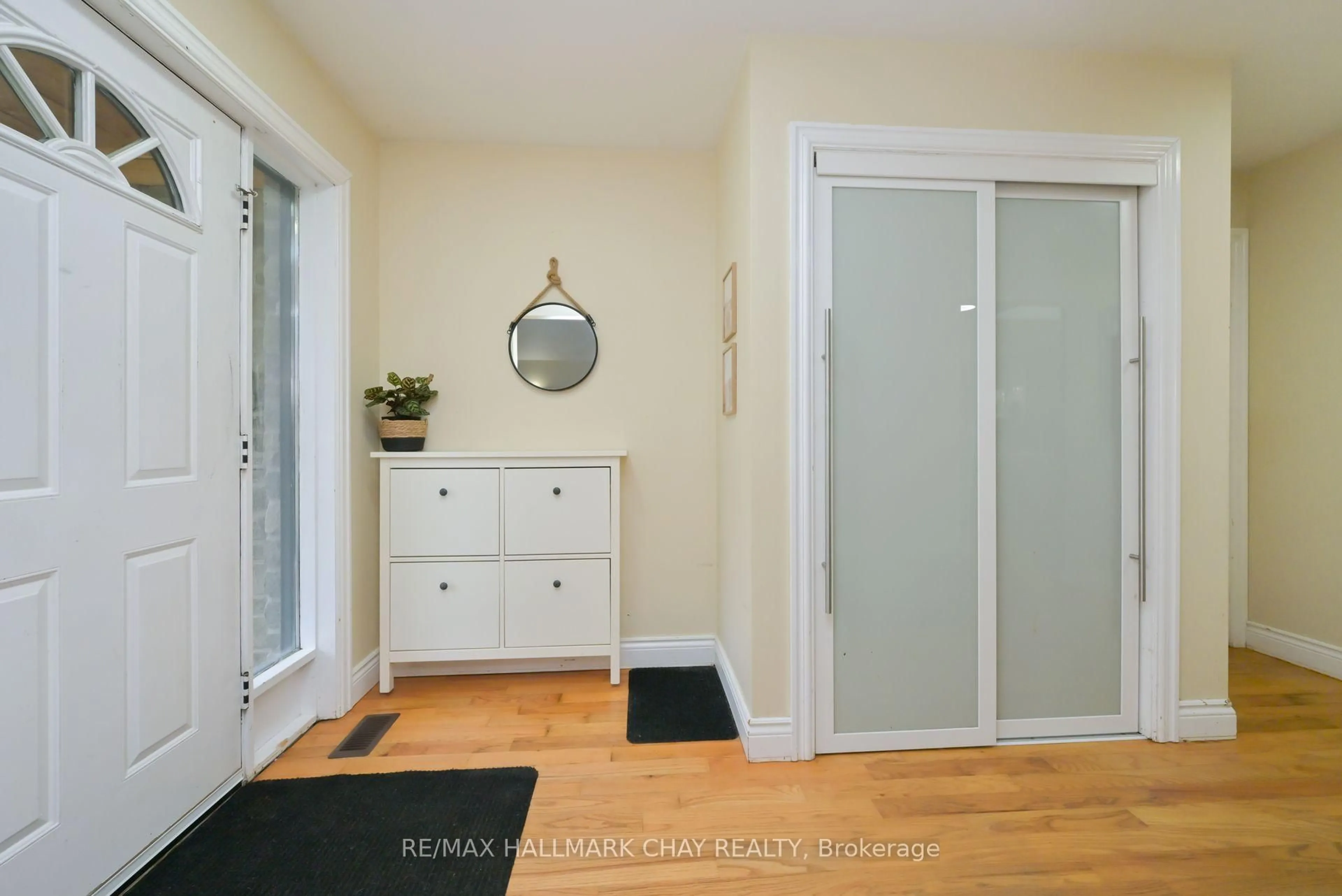 Indoor entryway for 7067 5th Sideroad, New Tecumseth Ontario L9R 1V2