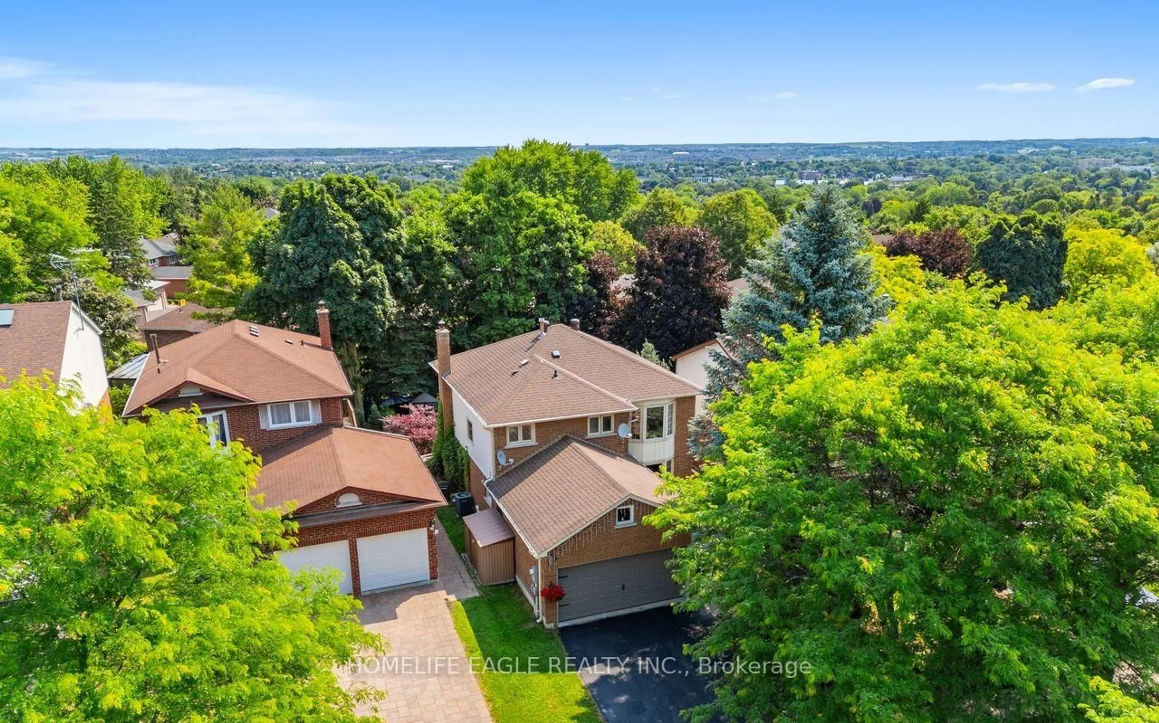 A pic from outside/outdoor area/front of a property/back of a property/a pic from drone, unknown for 30 Moffat Cres, Aurora Ontario L4G 4Z8