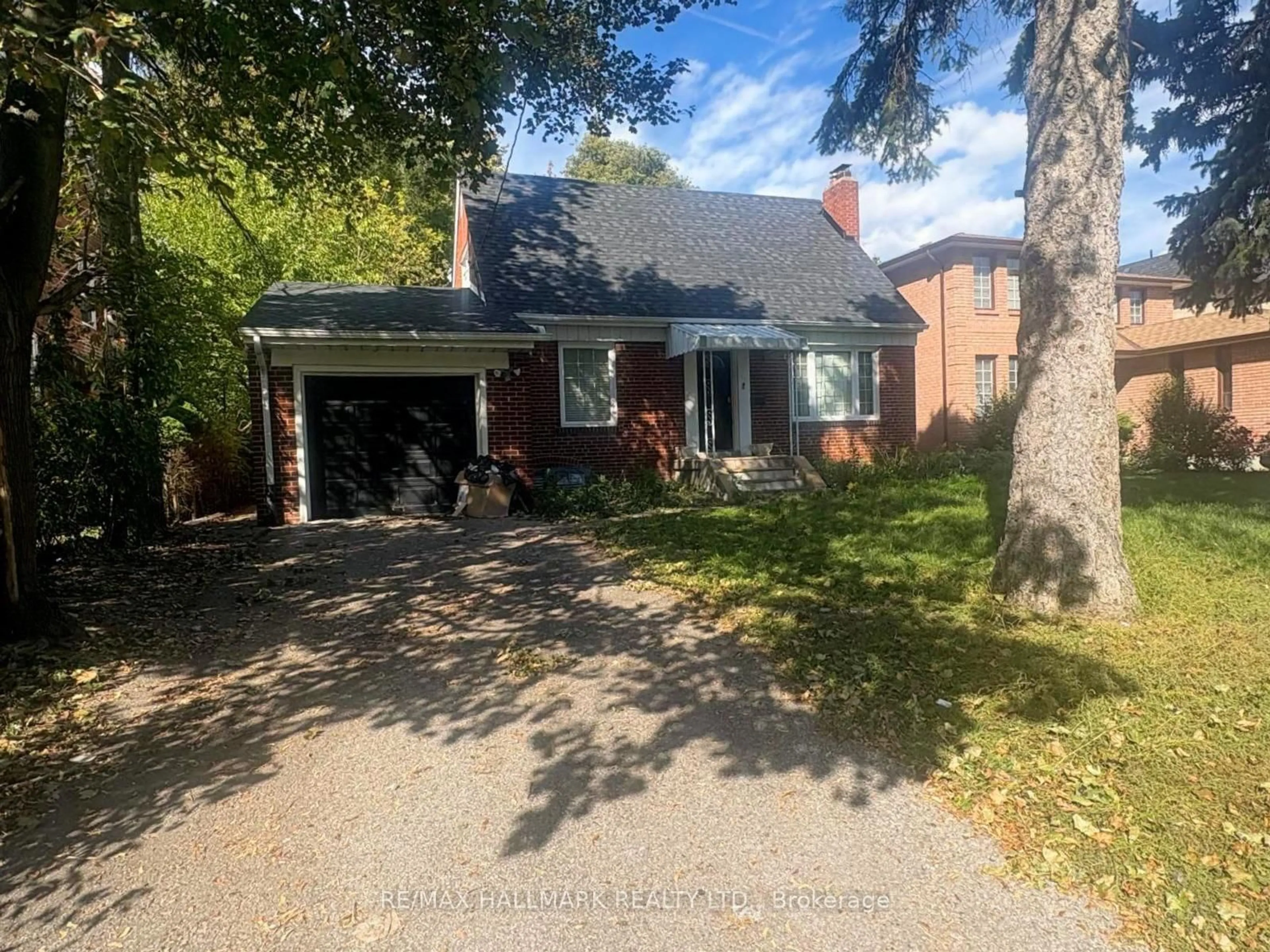 A pic from outside/outdoor area/front of a property/back of a property/a pic from drone, street for 18 Woodward Ave, Markham Ontario L3T 1E4