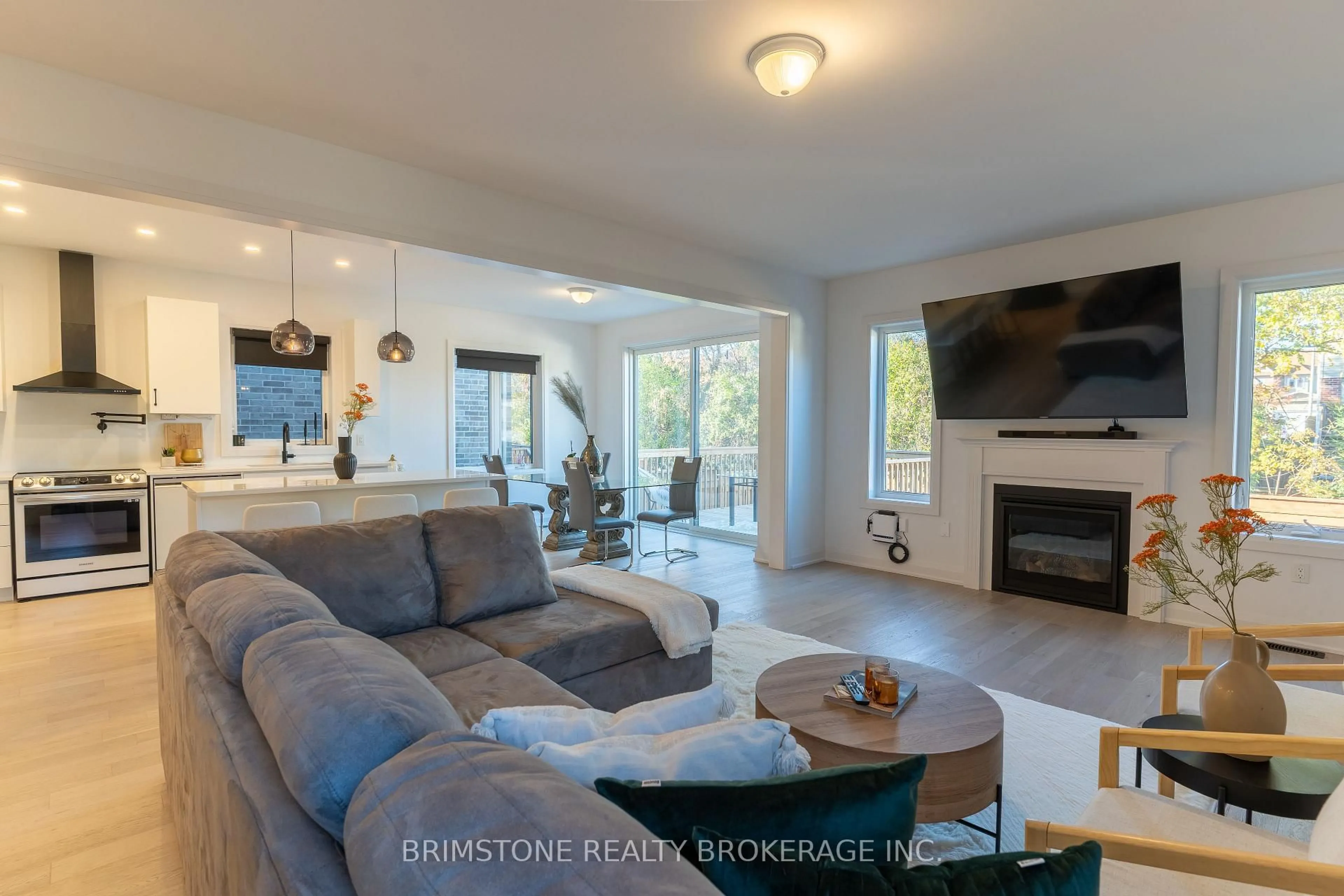 Living room with furniture, unknown for 119 Gray Ave, New Tecumseth Ontario L9R 1P6