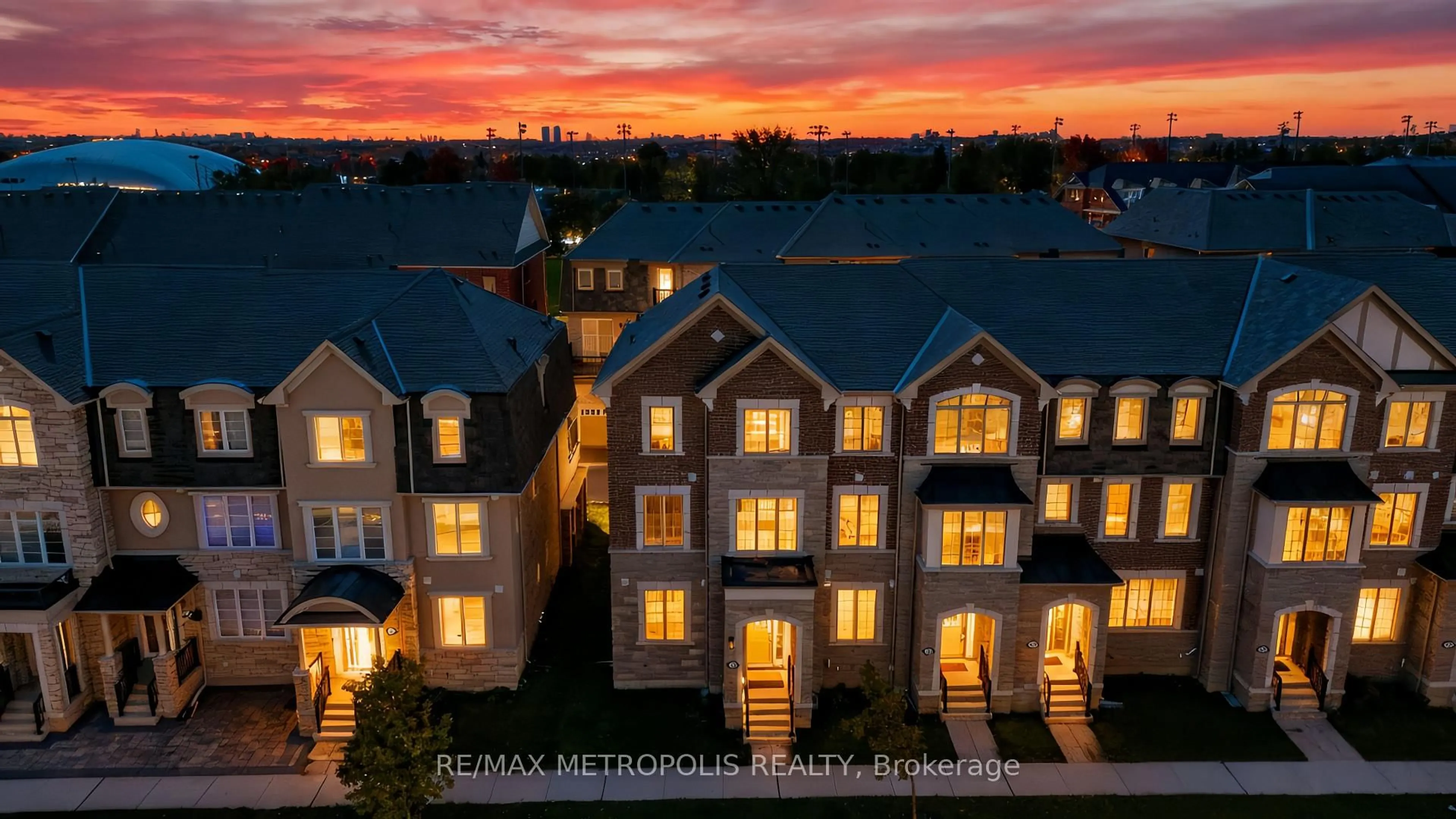 A pic from outside/outdoor area/front of a property/back of a property/a pic from drone, unknown for 29 Casely Dr, Richmond Hill Ontario L4S 0K3