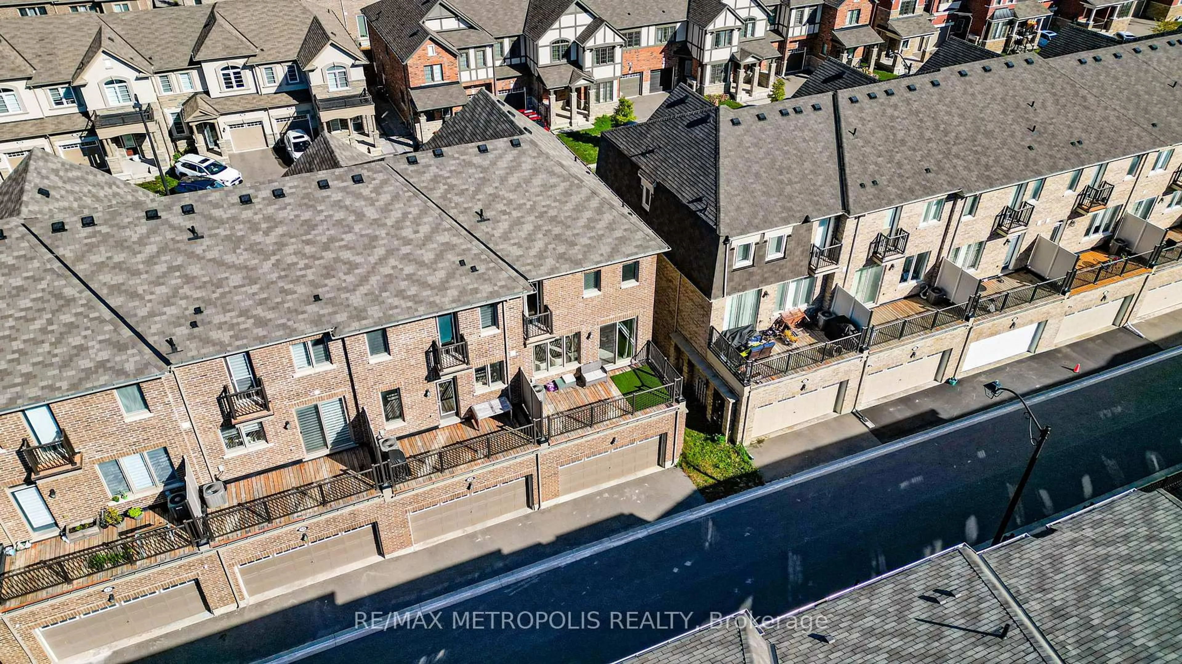 A pic from outside/outdoor area/front of a property/back of a property/a pic from drone, city buildings view from balcony for 29 Casely Dr, Richmond Hill Ontario L4S 0K3