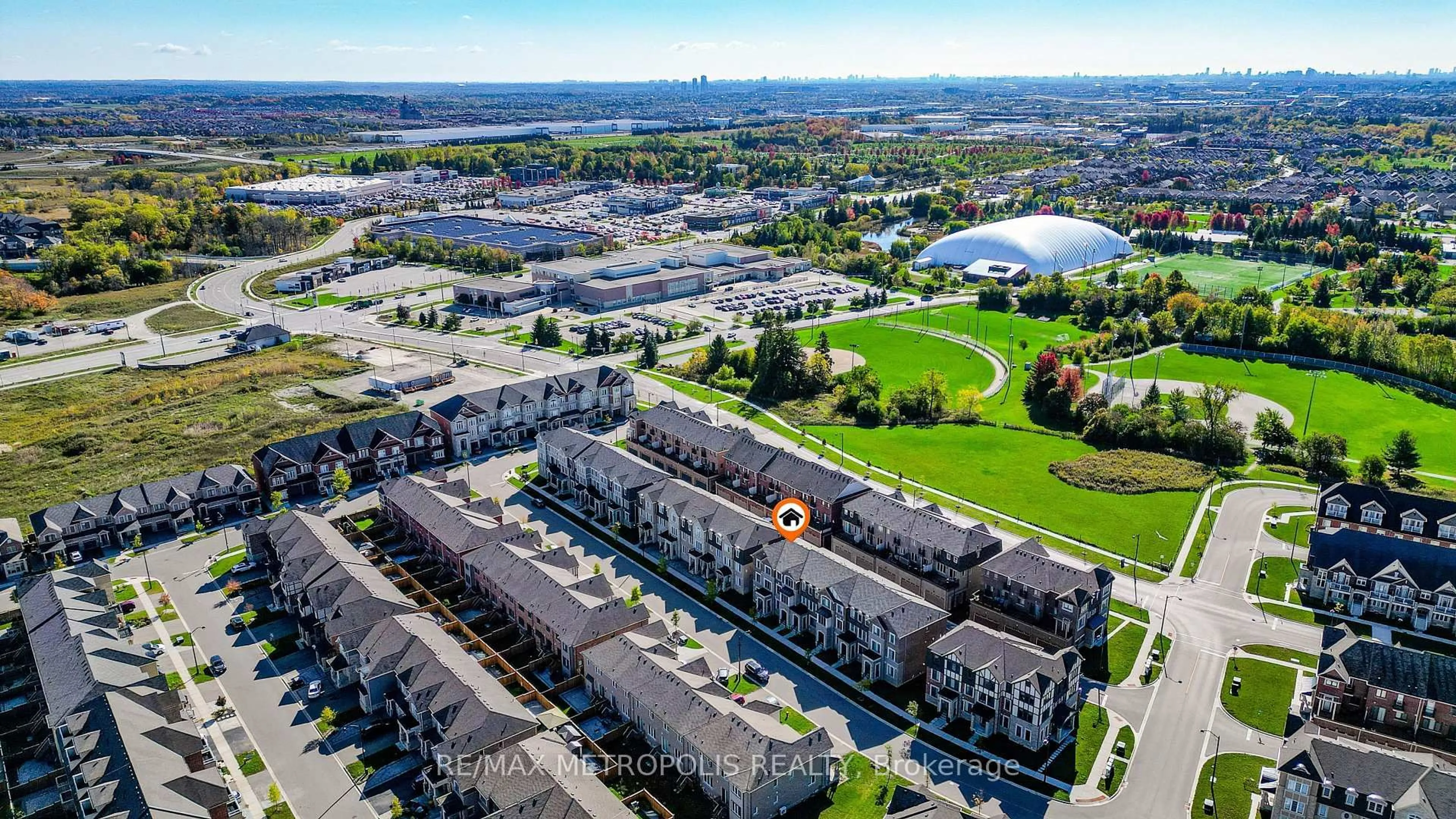 A pic from outside/outdoor area/front of a property/back of a property/a pic from drone, city buildings view from balcony for 29 Casely Dr, Richmond Hill Ontario L4S 0K3