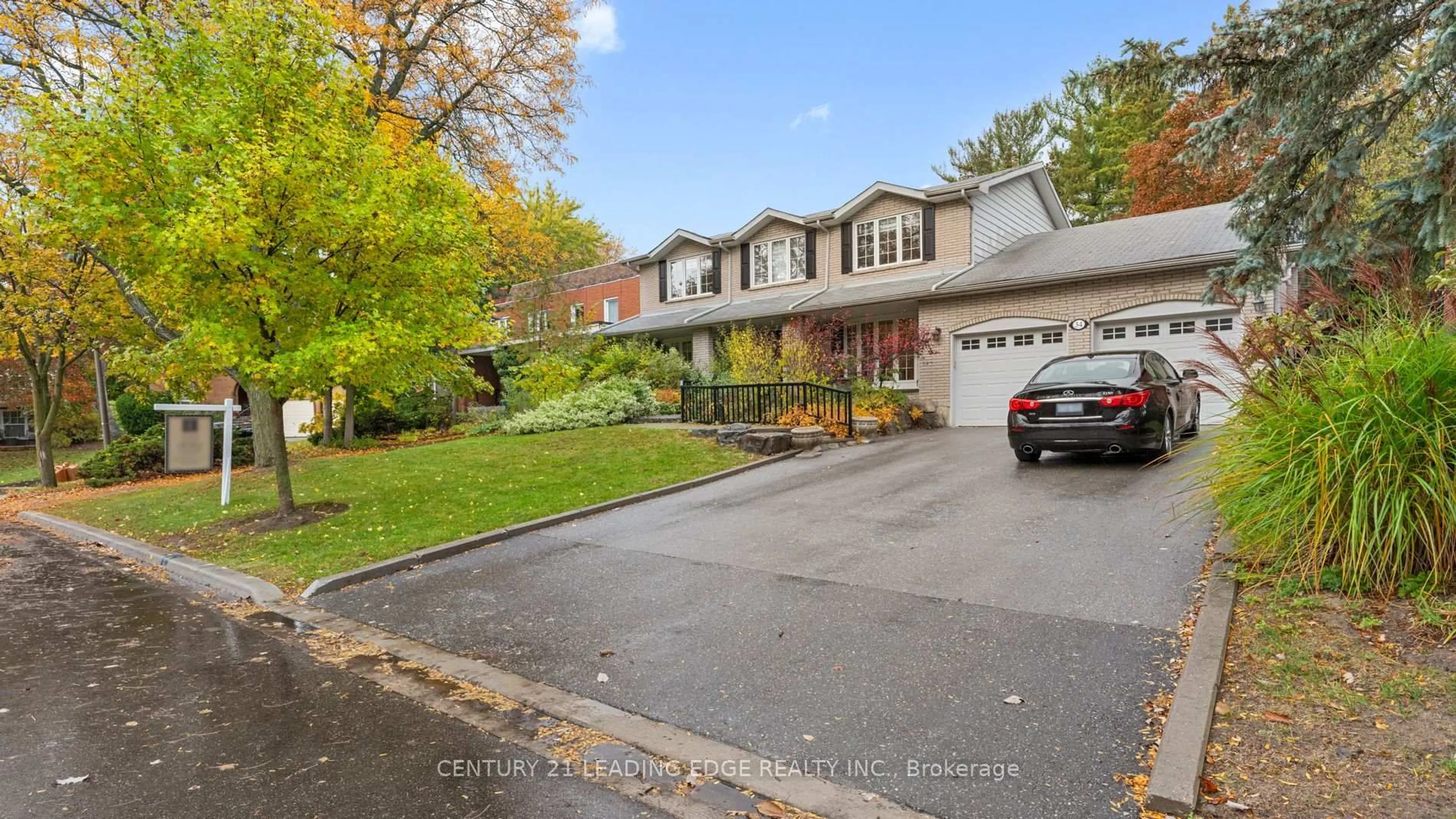 A pic from outside/outdoor area/front of a property/back of a property/a pic from drone, street for 34 Forest Park Cres, Markham Ontario L3T 2M7