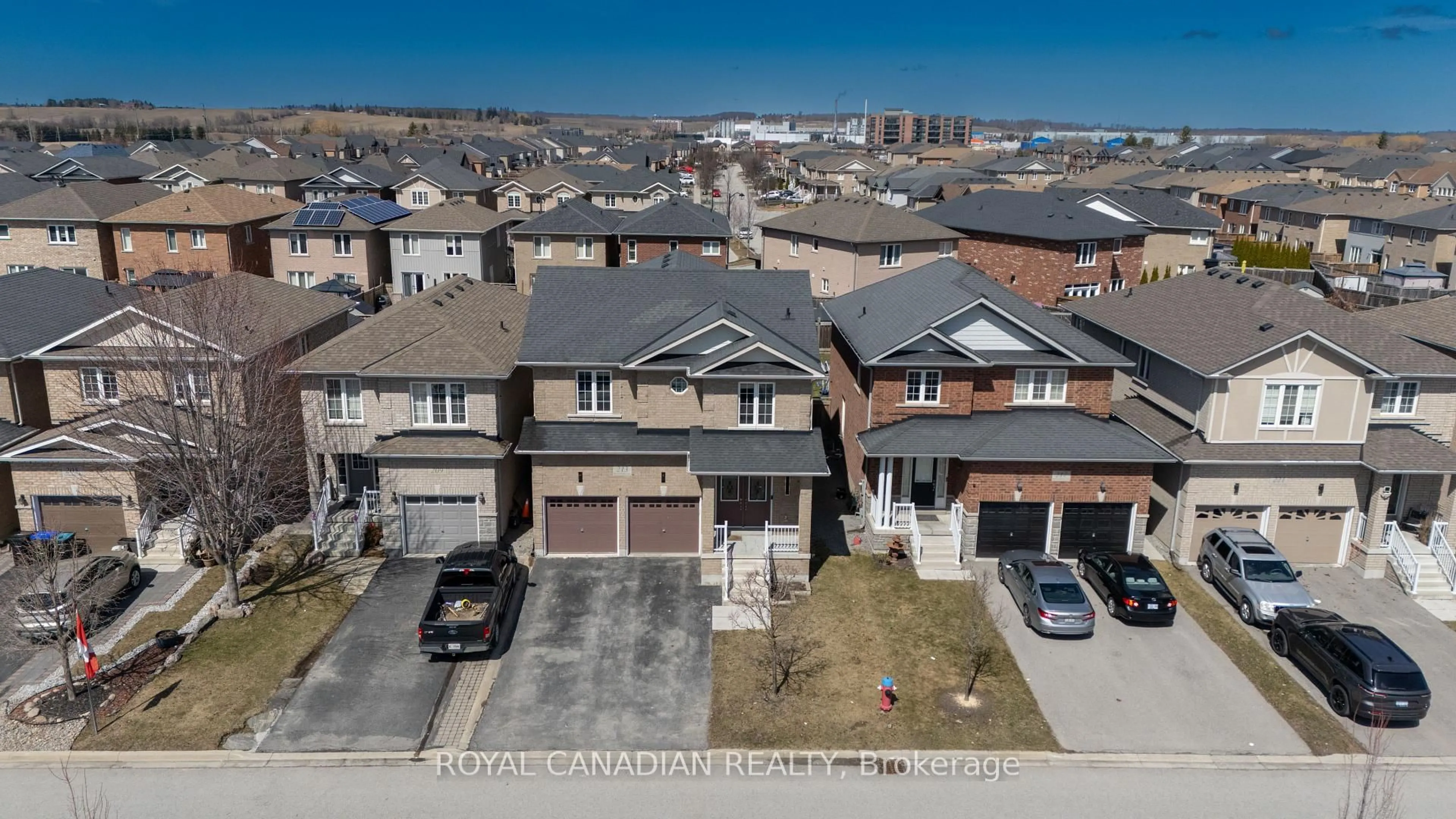 A pic from outside/outdoor area/front of a property/back of a property/a pic from drone, street for 213 Richardson Cres, Bradford West Gwillimbury Ontario L3Z 0R5