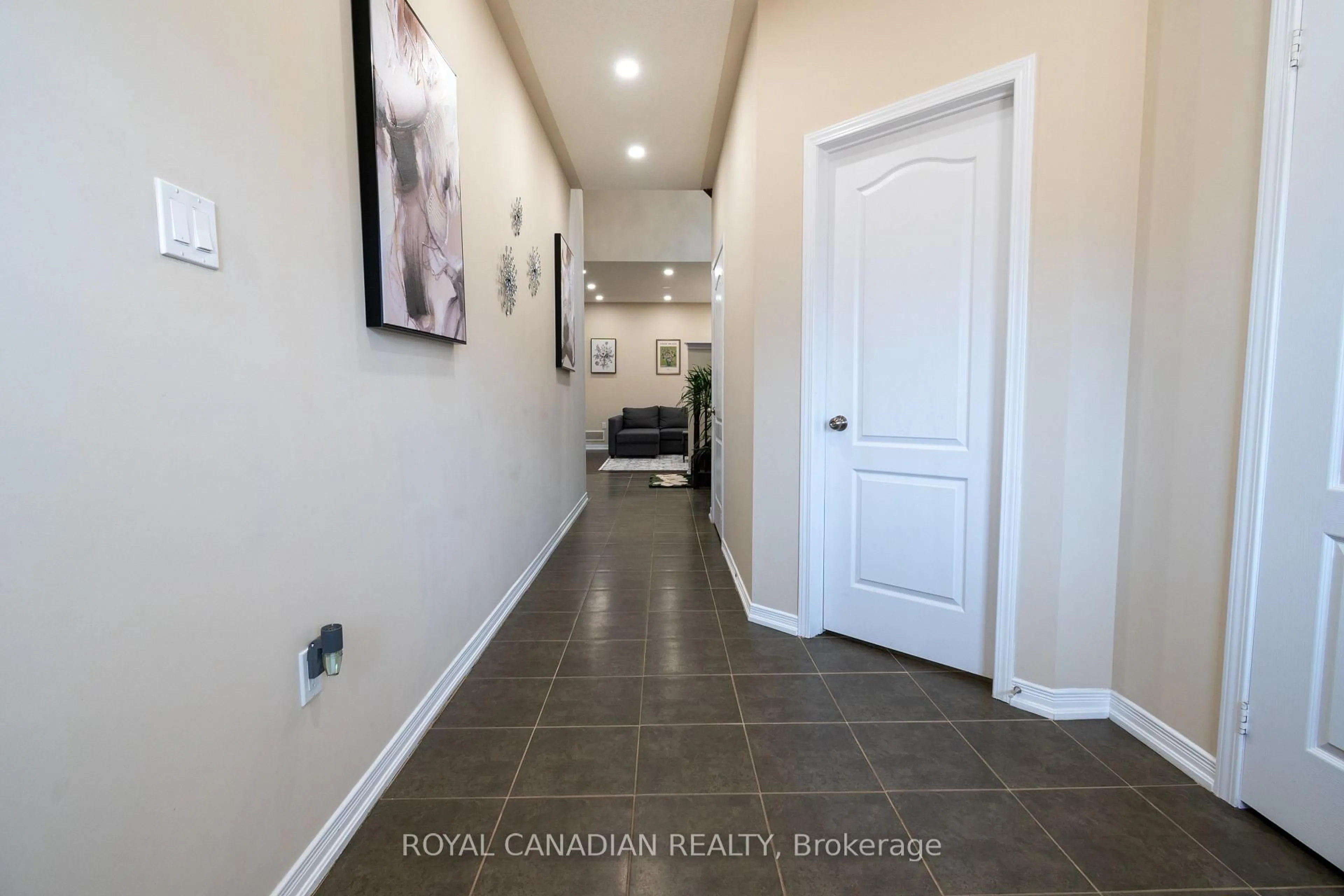Indoor entryway for 213 Richardson Cres, Bradford West Gwillimbury Ontario L3Z 0R5