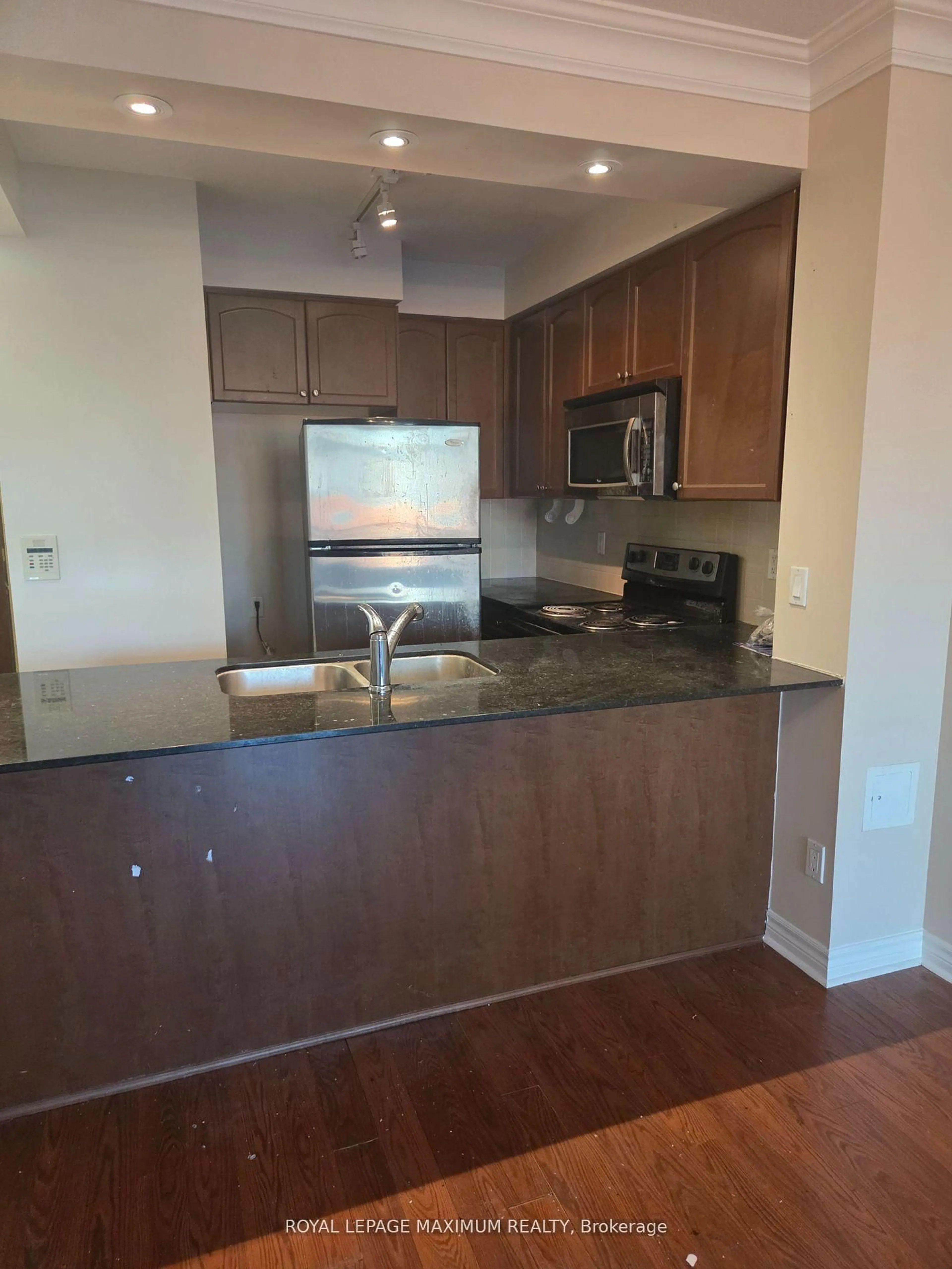 Standard kitchen, wood/laminate floor for 88 Promenade Circ #302, Vaughan Ontario L4J 9A4
