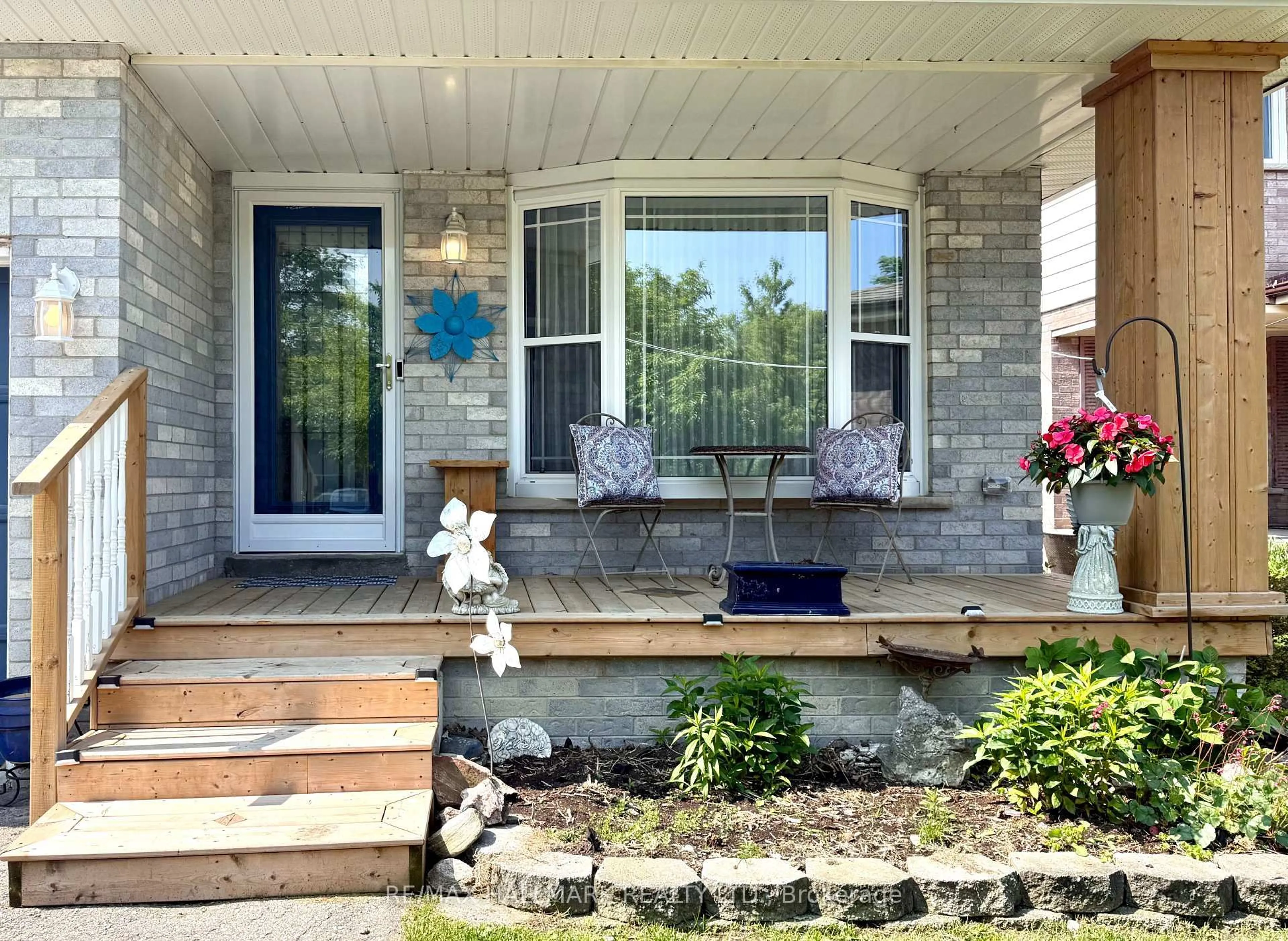 Indoor entryway for 111 Kerr Blvd, New Tecumseth Ontario L9R 1C6
