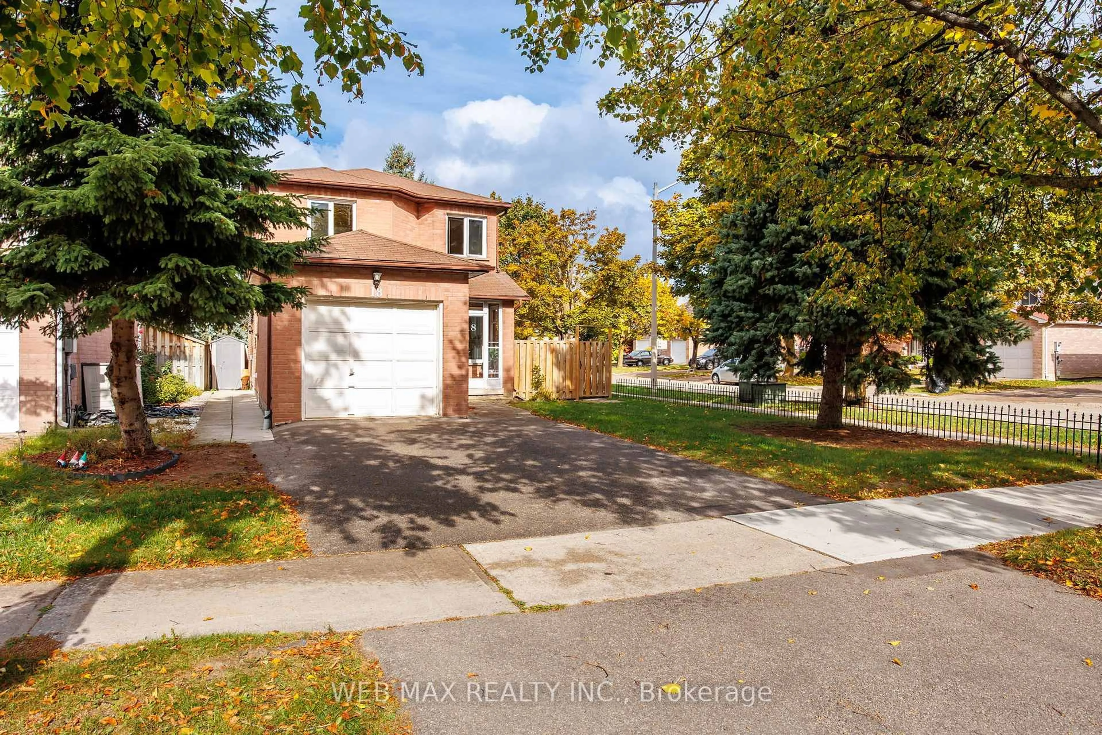 A pic from outside/outdoor area/front of a property/back of a property/a pic from drone, street for 18 Samantha Circ, Richmond Hill Ontario L4B 2R7