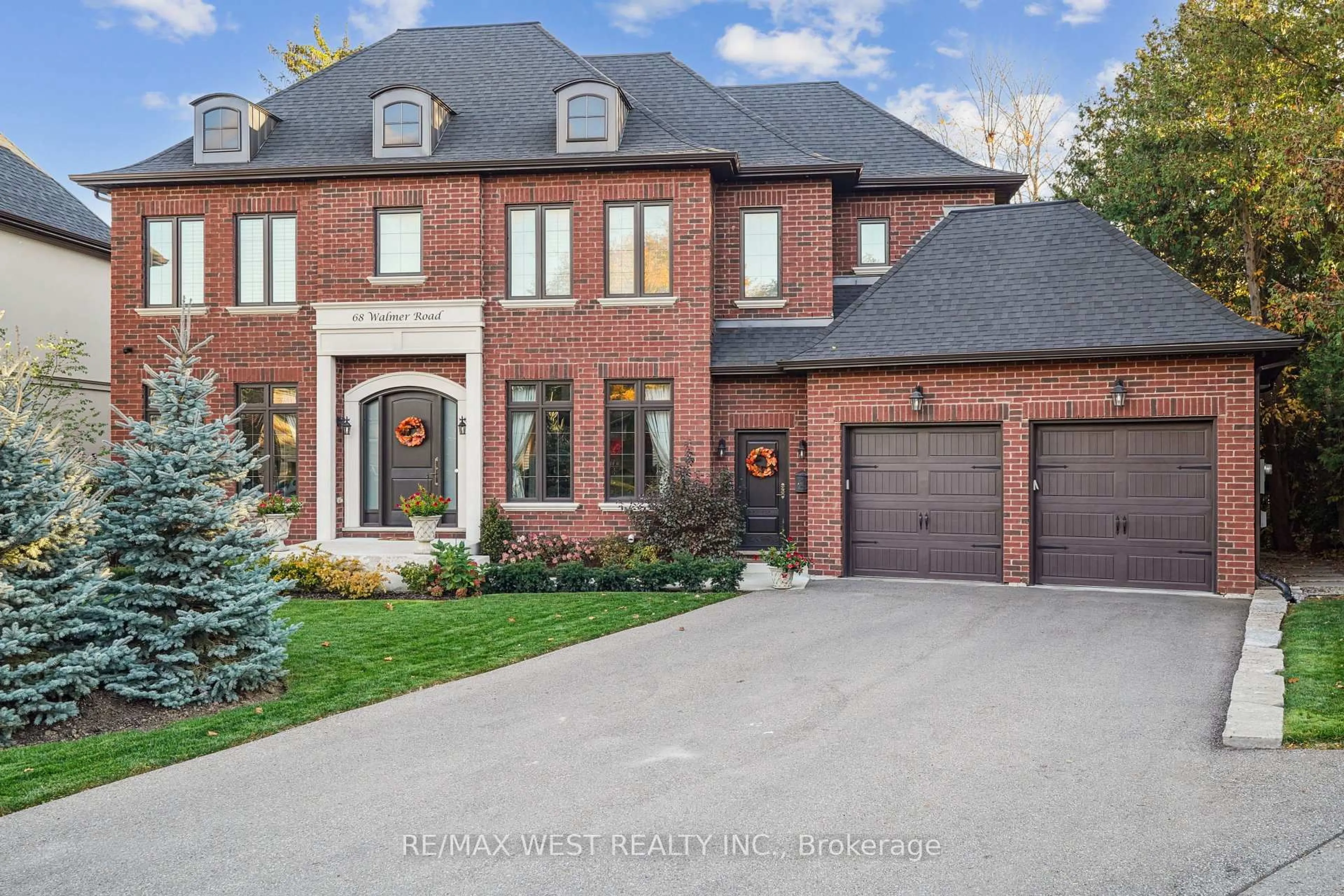 Home with brick exterior material, street for 68 Walmer Rd, Richmond Hill Ontario L4C 3X1