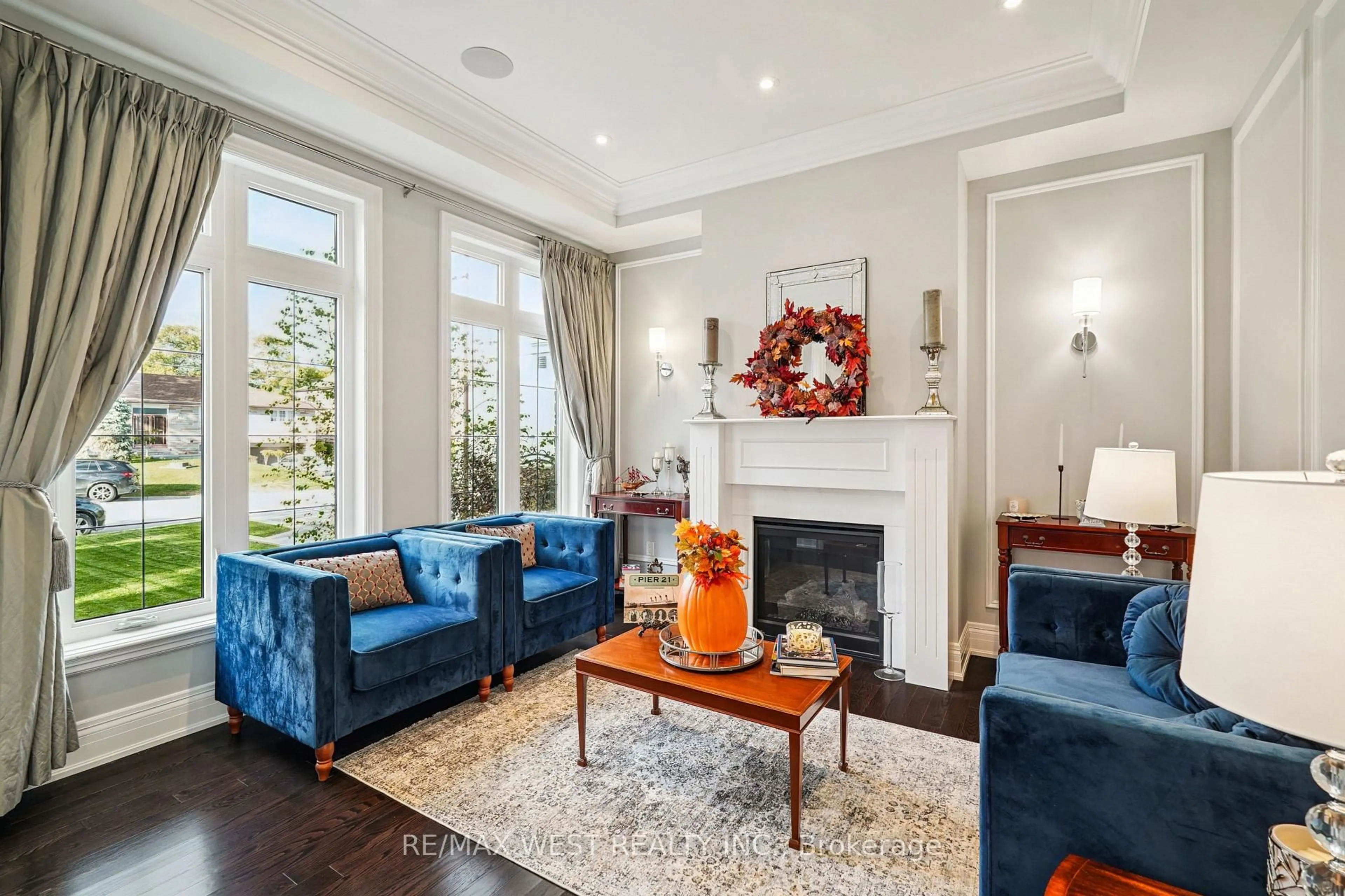 Living room with furniture, unknown for 68 Walmer Rd, Richmond Hill Ontario L4C 3X1