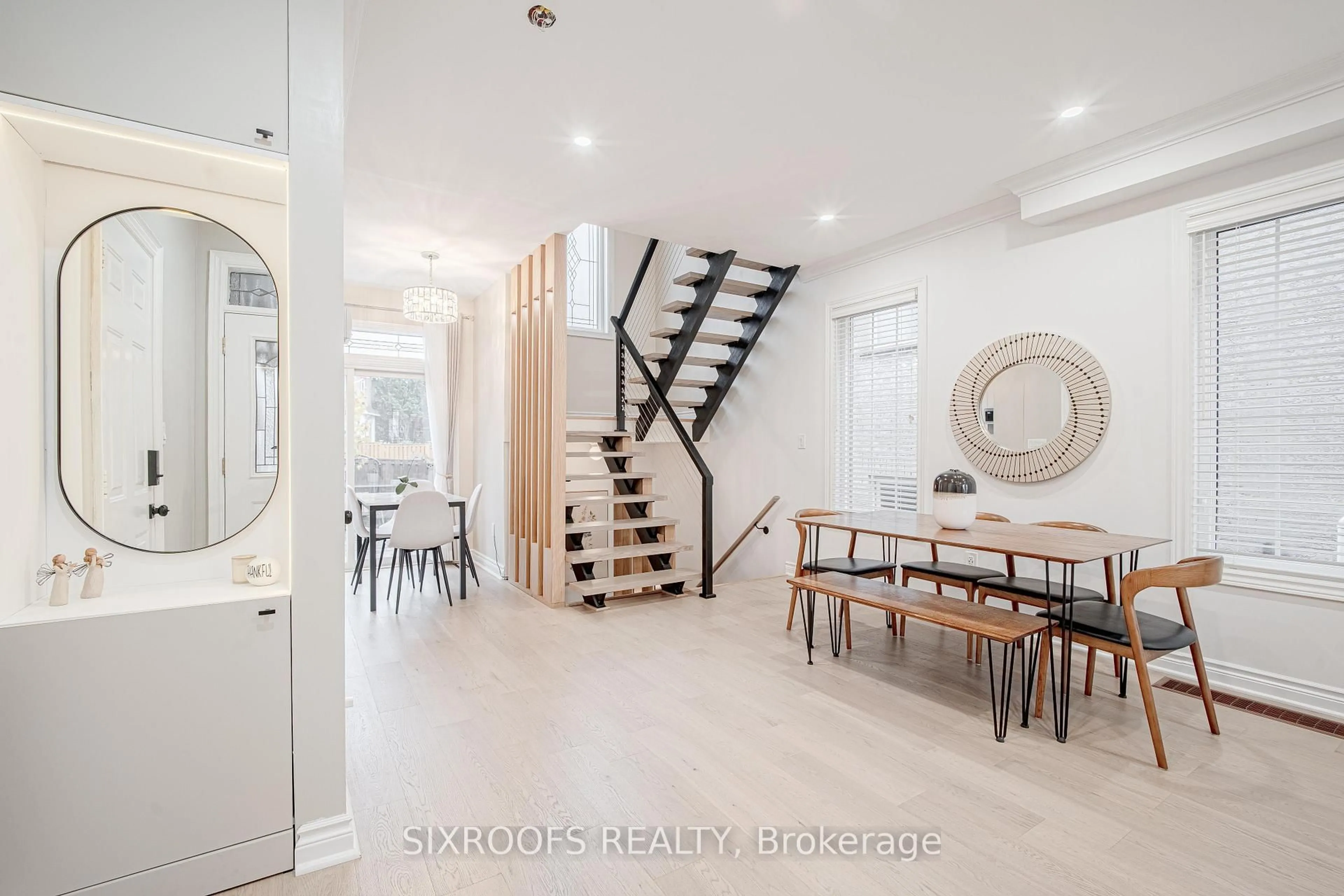 Indoor entryway for 15 Longwood Ave, Richmond Hill Ontario L4E 4B1