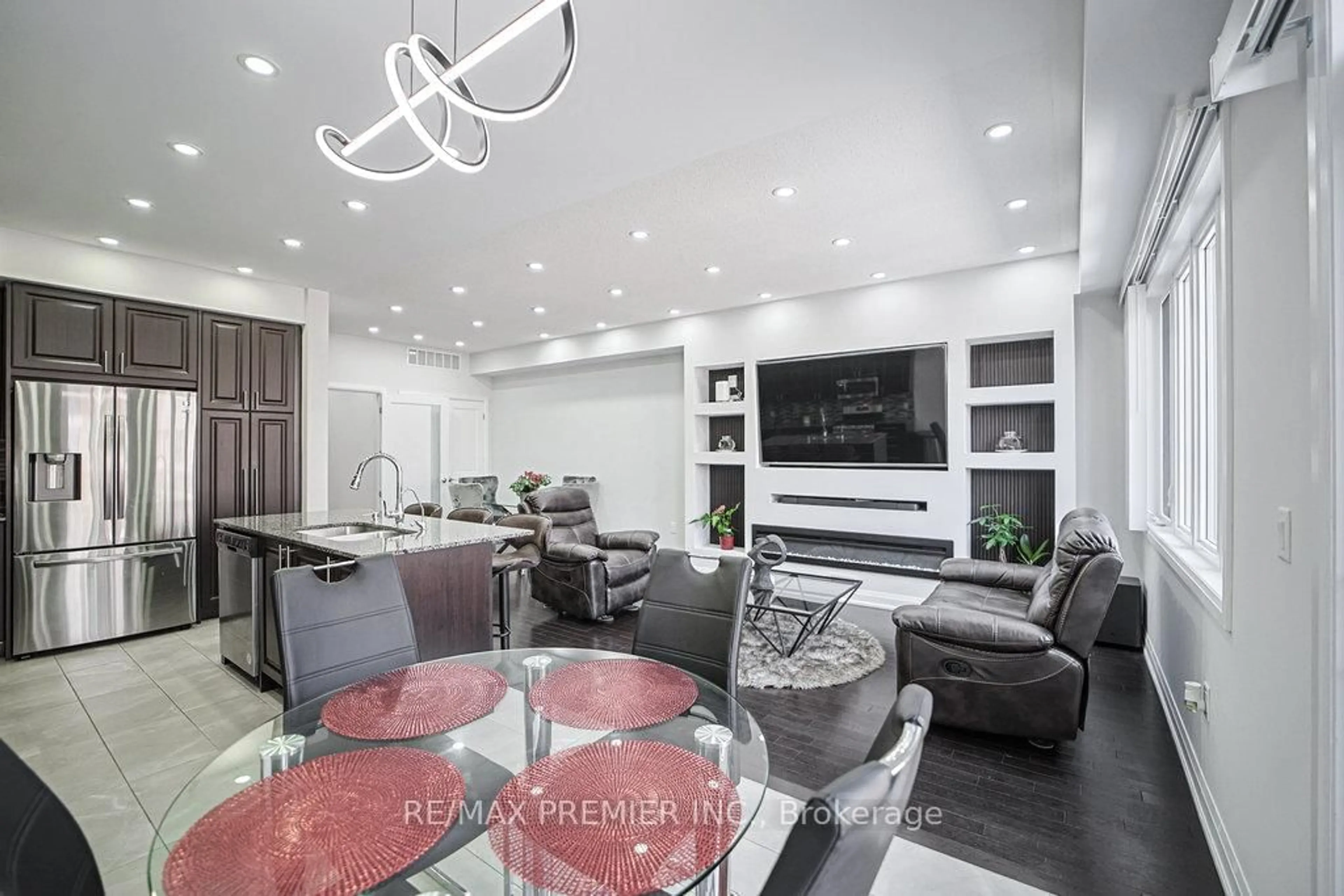 Contemporary kitchen, unknown for 131 Landolfi Way, Bradford West Gwillimbury Ontario L3Z 4L7