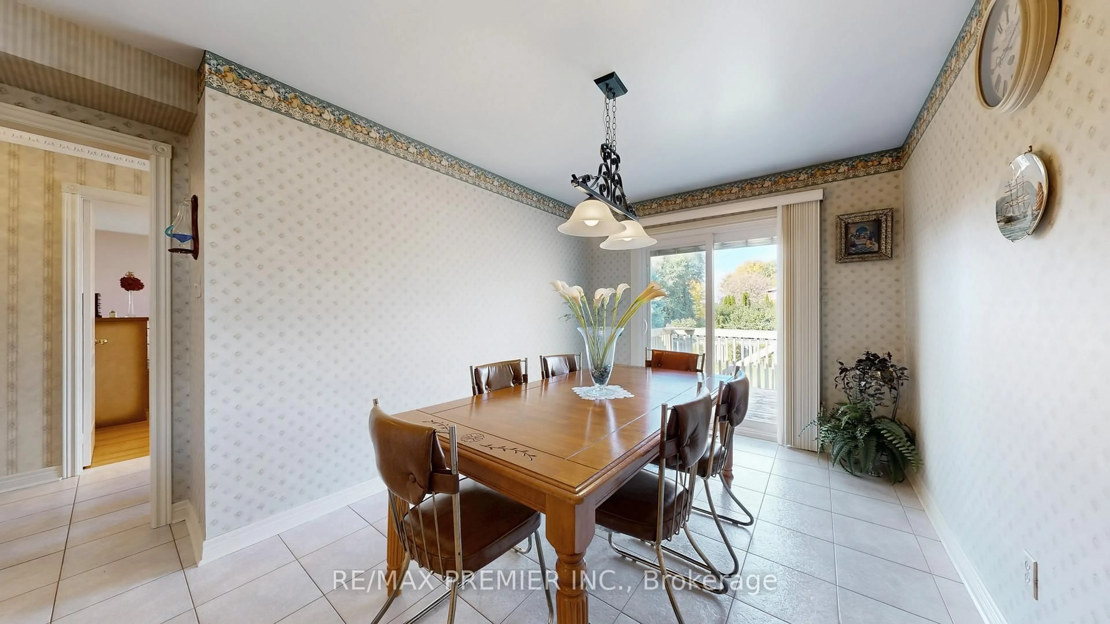 Dining room, ceramic/tile floor for 32 Veneto Dr, Vaughan Ontario L4L 8X4