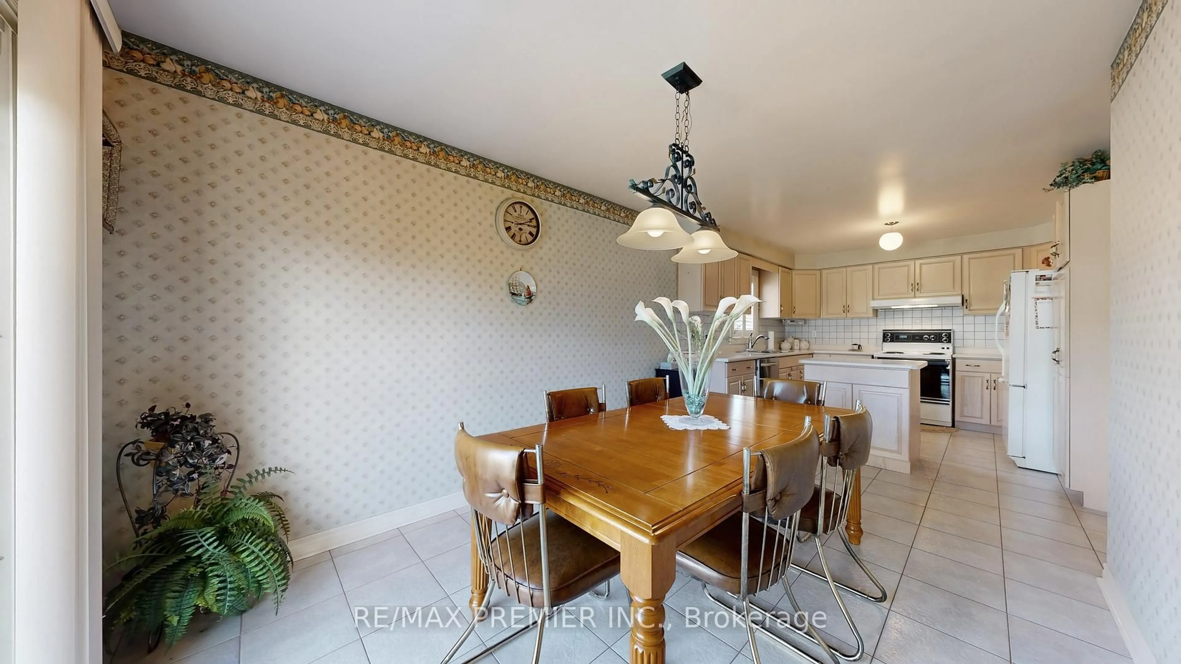 Dining room, ceramic/tile floor for 32 Veneto Dr, Vaughan Ontario L4L 8X4