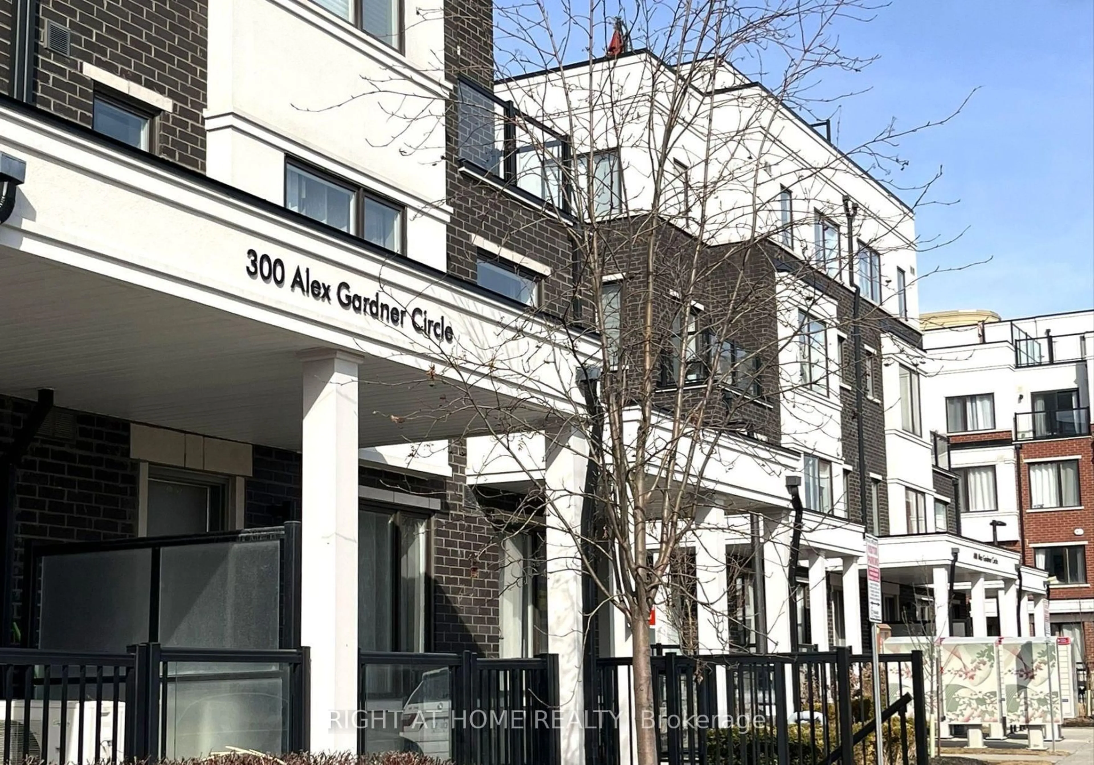 Indoor foyer for 300 Alex Gardner Circ #59, Aurora Ontario L4G 3G5