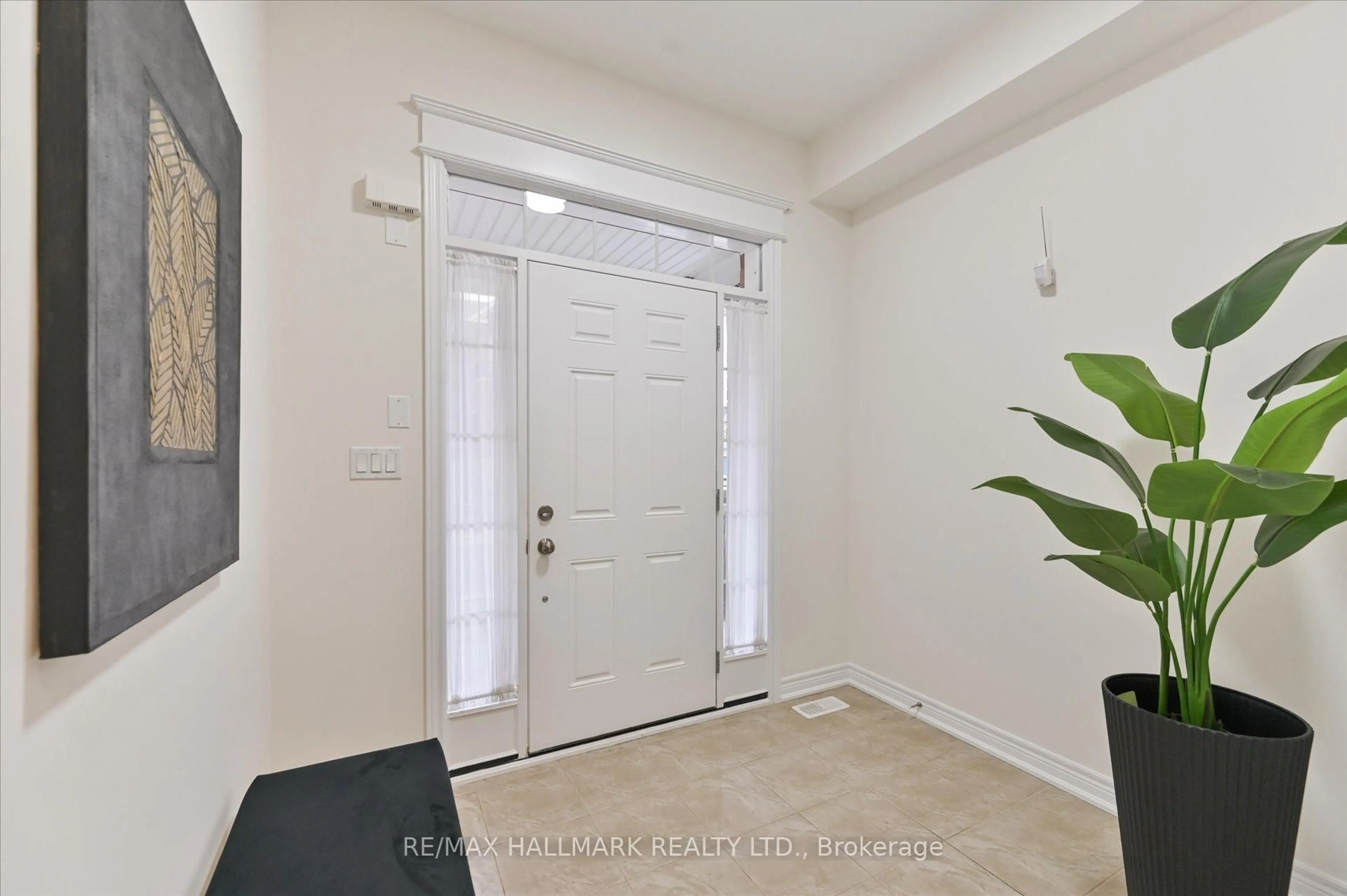 Indoor entryway for 7 Buttonbush Lane, Richmond Hill Ontario L4E 1E7
