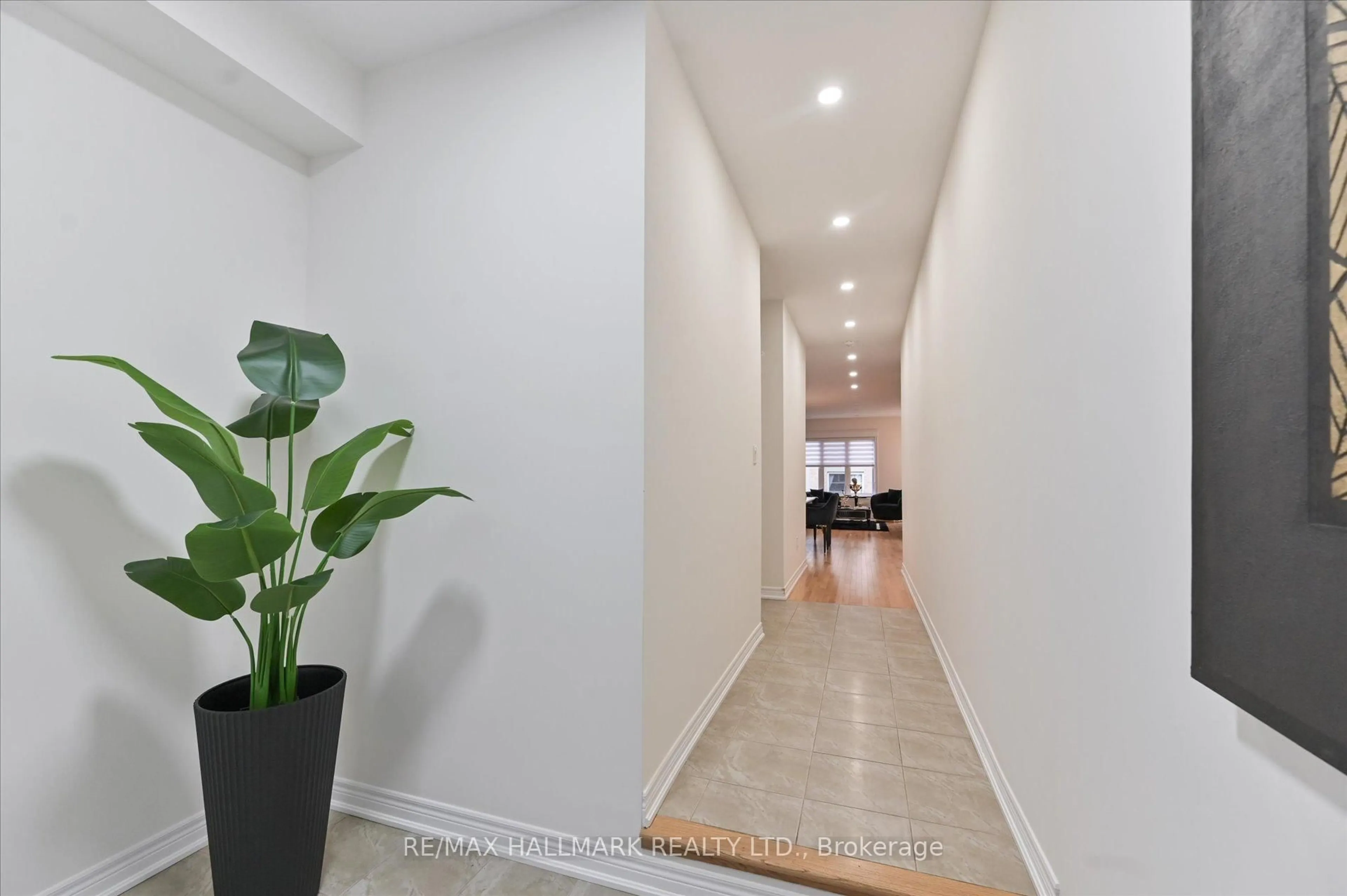 Indoor foyer for 7 Buttonbush Lane, Richmond Hill Ontario L4E 1E7