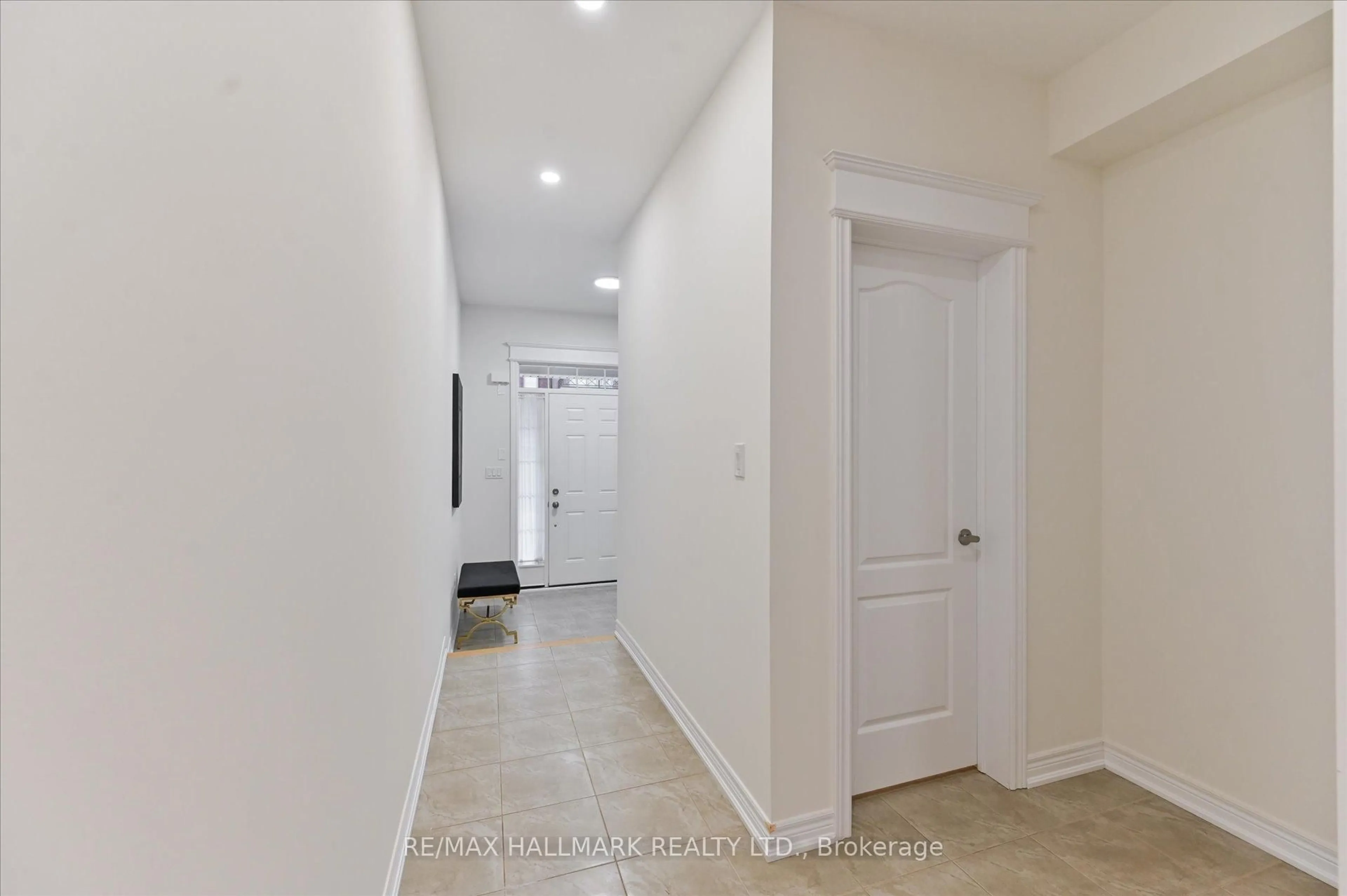 Indoor entryway for 7 Buttonbush Lane, Richmond Hill Ontario L4E 1E7