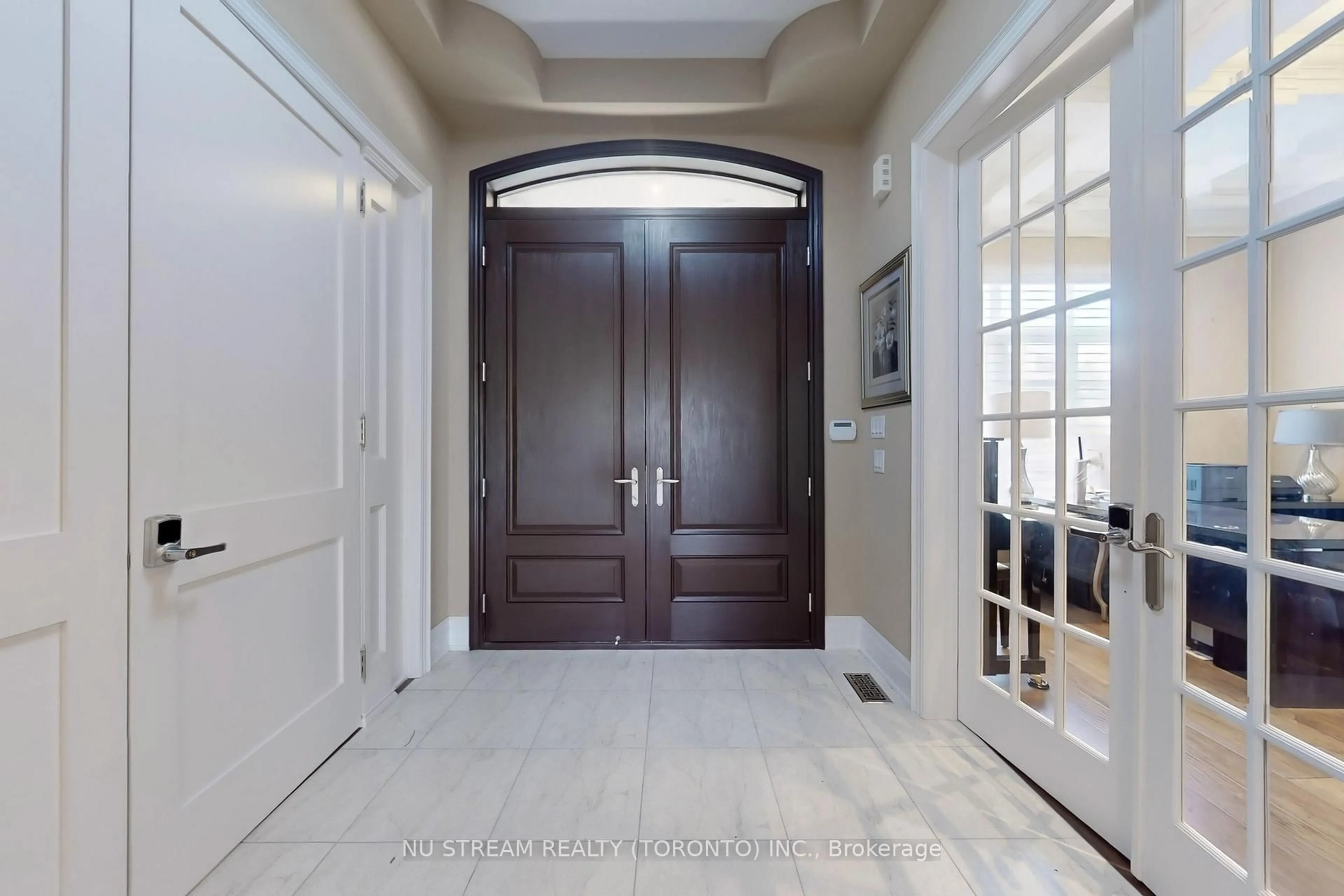 Indoor entryway for 23 Finesse Crt, Richmond Hill Ontario L4E 0W7