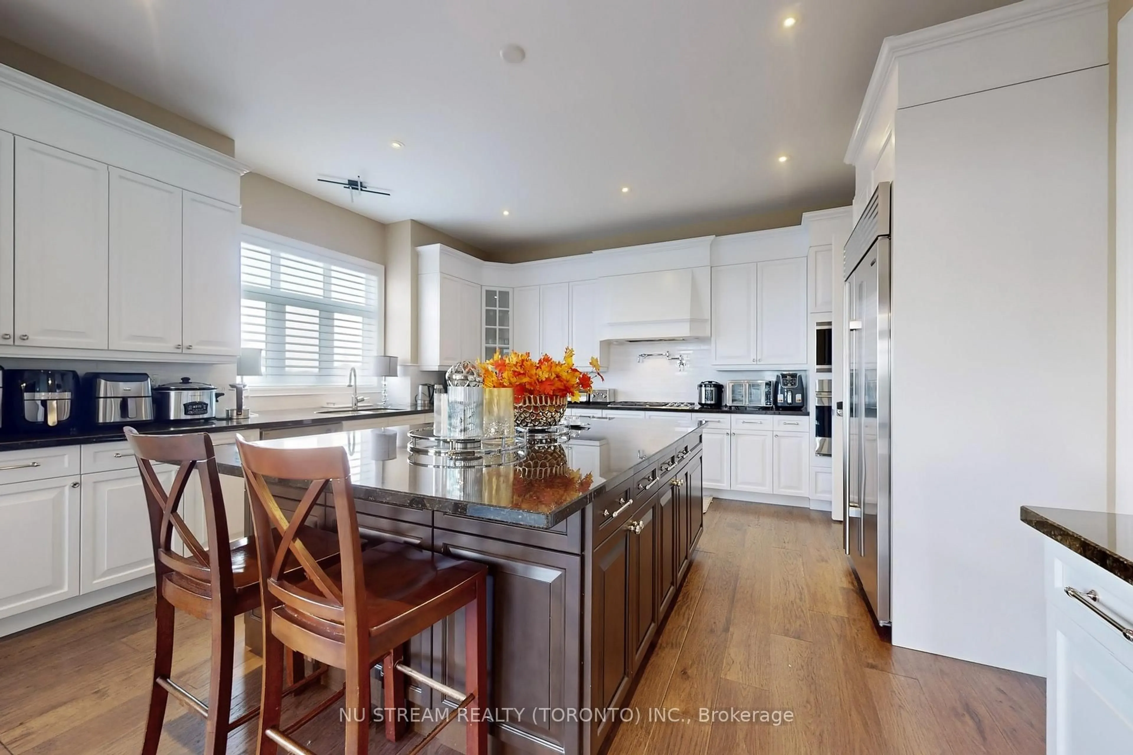 Contemporary kitchen, unknown for 23 Finesse Crt, Richmond Hill Ontario L4E 0W7