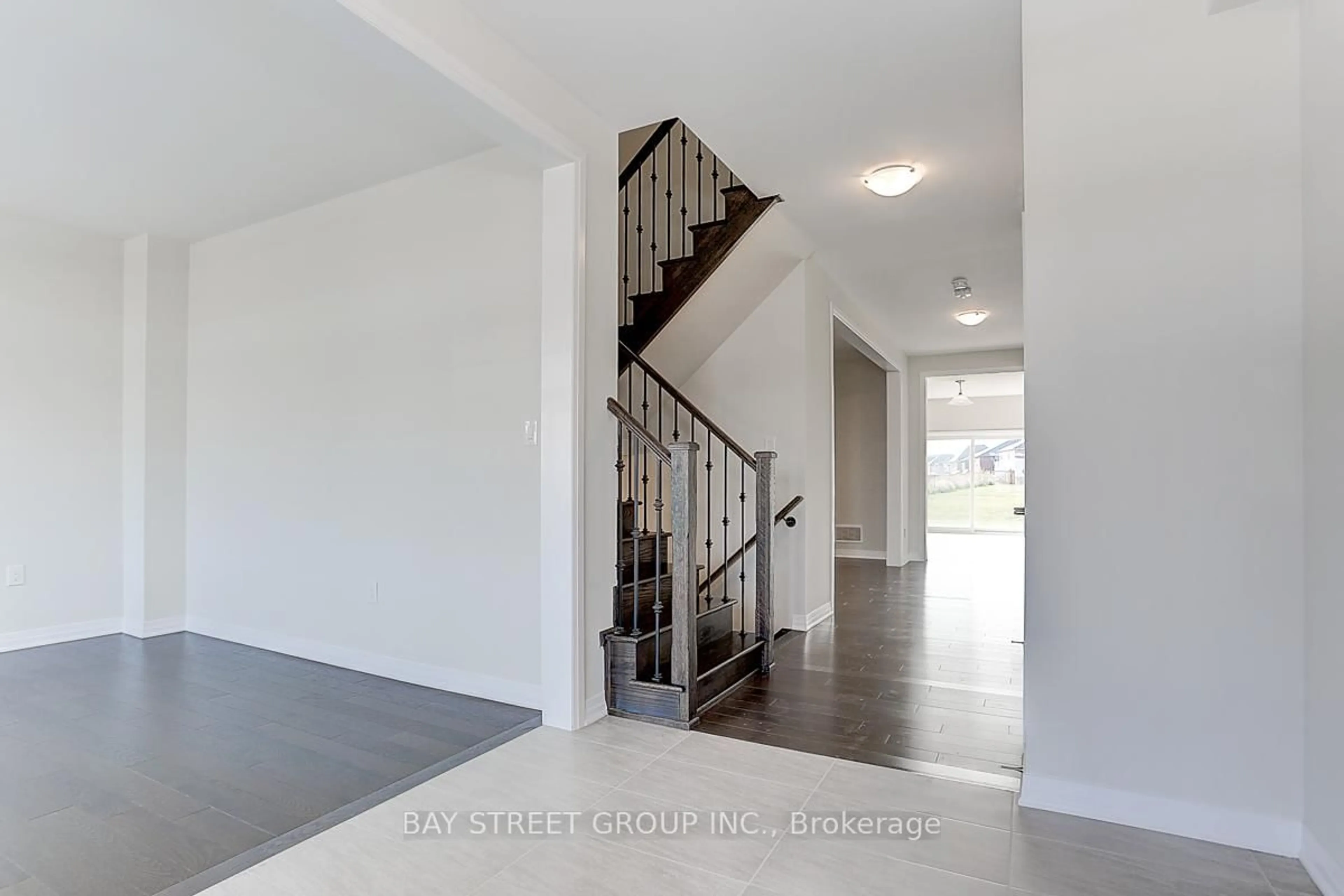 Indoor entryway for 1580 Sharpe St, Innisfil Ontario L9S 0R3