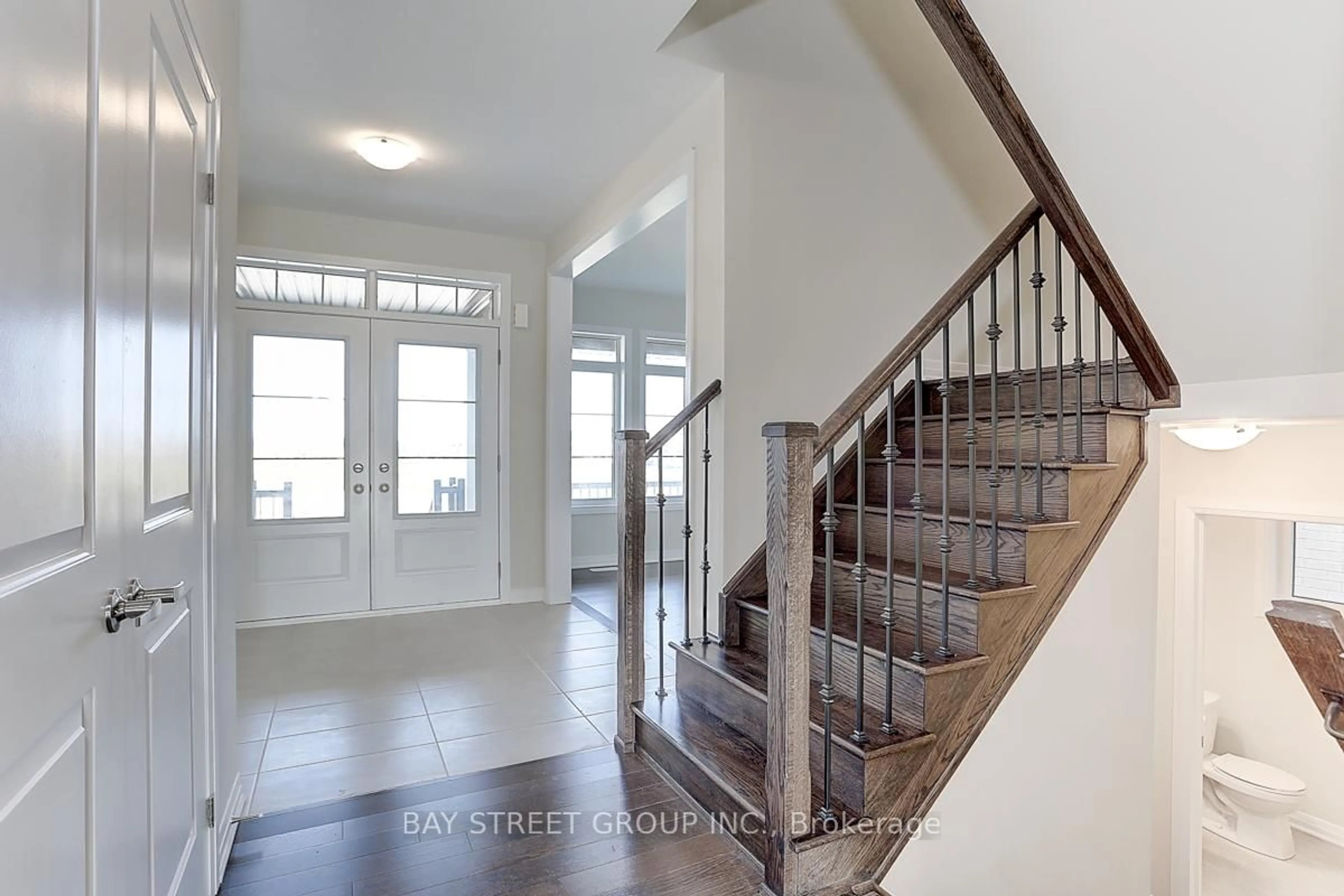 Indoor entryway for 1580 Sharpe St, Innisfil Ontario L9S 0R3