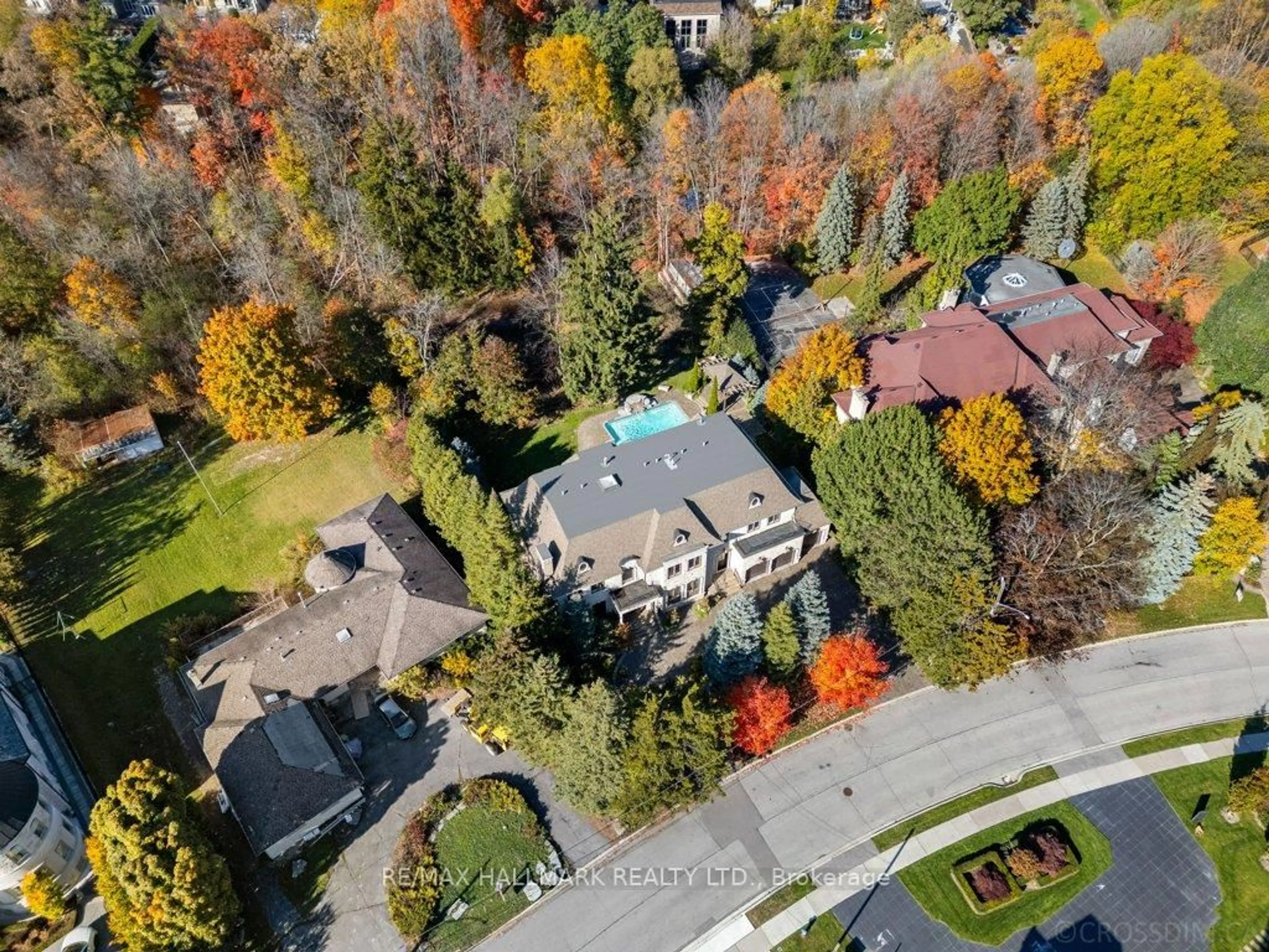 A pic from outside/outdoor area/front of a property/back of a property/a pic from drone, street for 40 Maryvale Cres, Richmond Hill Ontario L4C 6P8