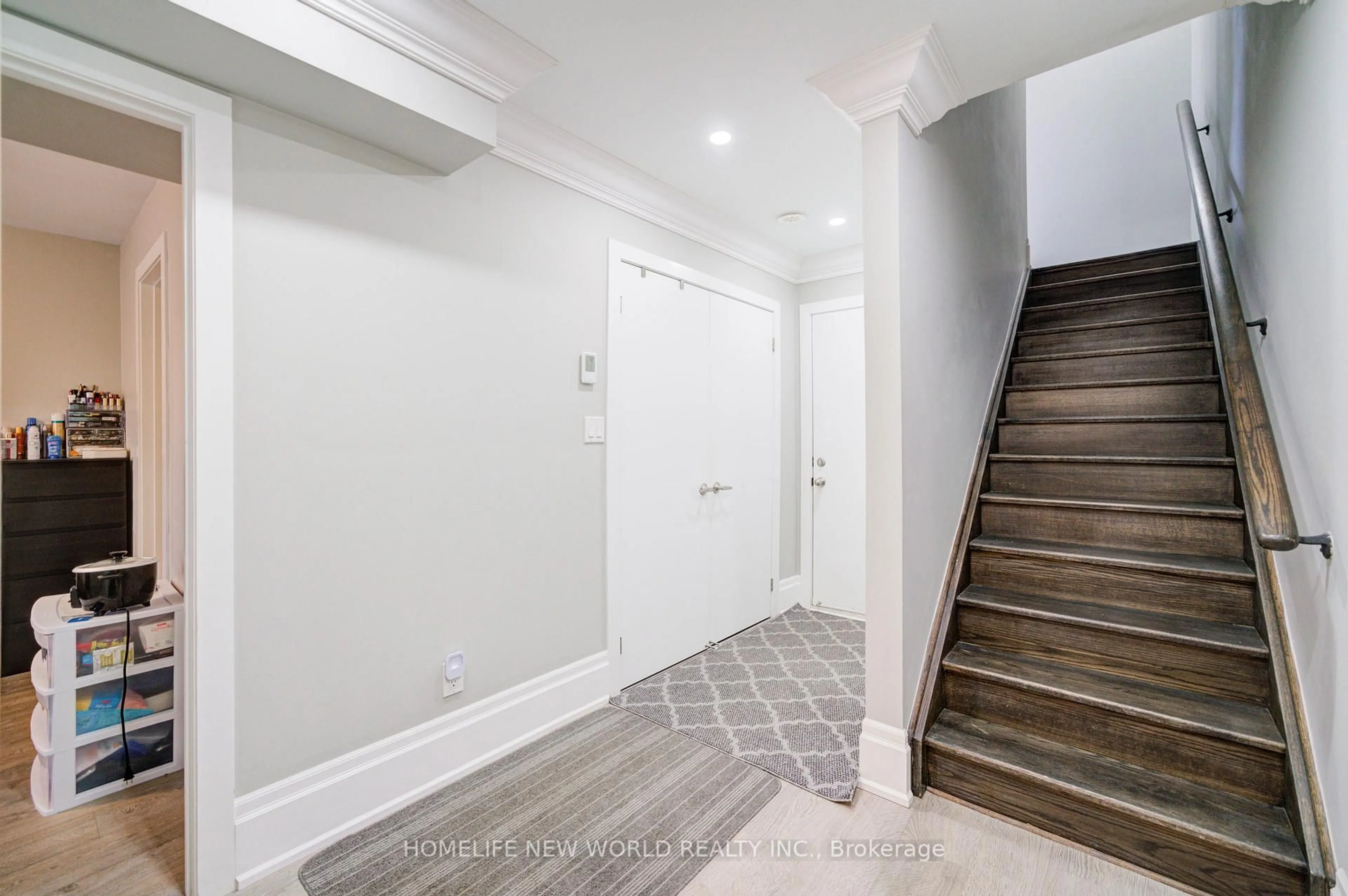 Indoor entryway for 3880 Major Mackenzie Dr, Vaughan Ontario L4H 4R2
