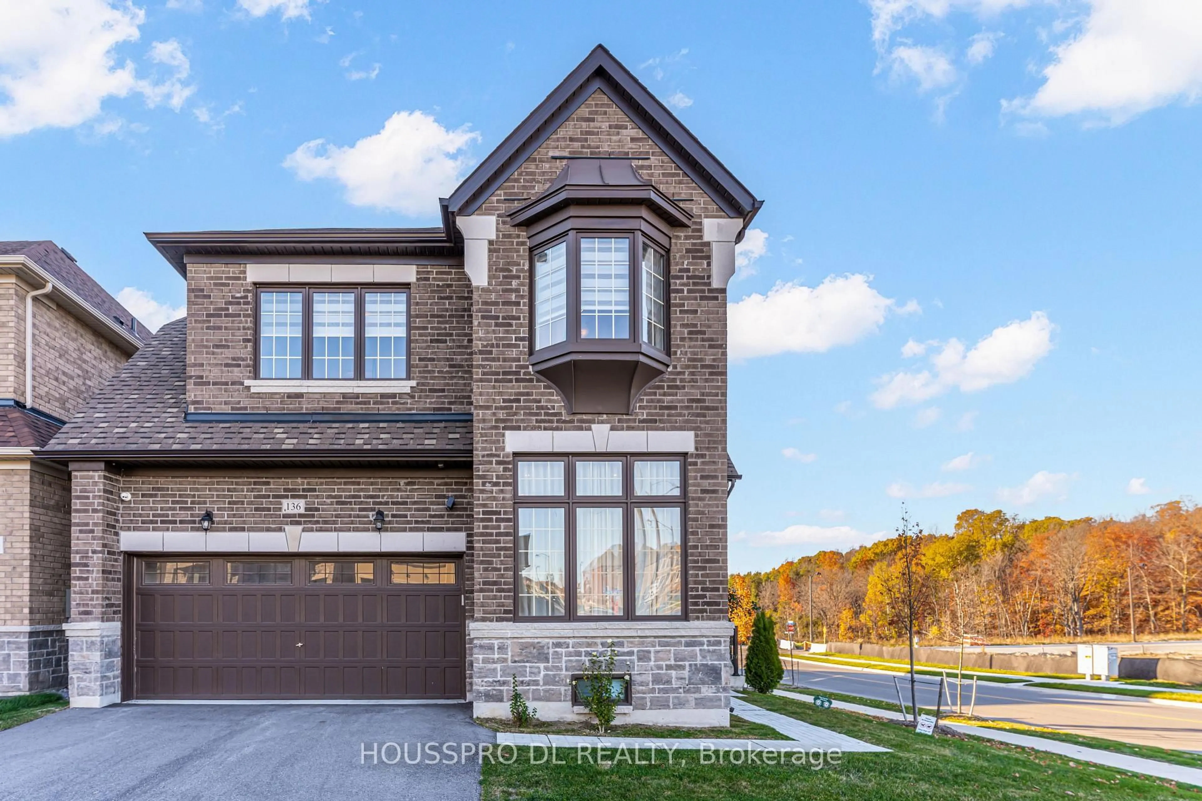 Home with brick exterior material, street for 136 Carriage Shop Bend, East Gwillimbury Ontario L9N 0Y3