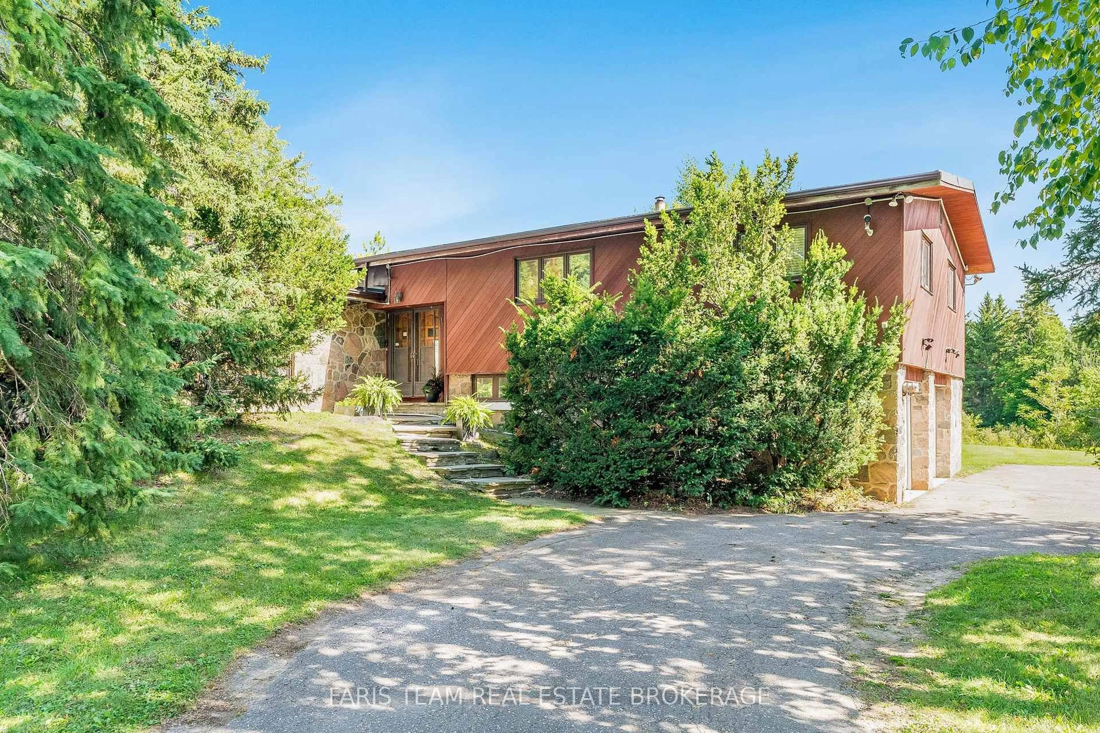 A pic from outside/outdoor area/front of a property/back of a property/a pic from drone, street for 175 South Summit Farm Rd, King Ontario L7B 1J8