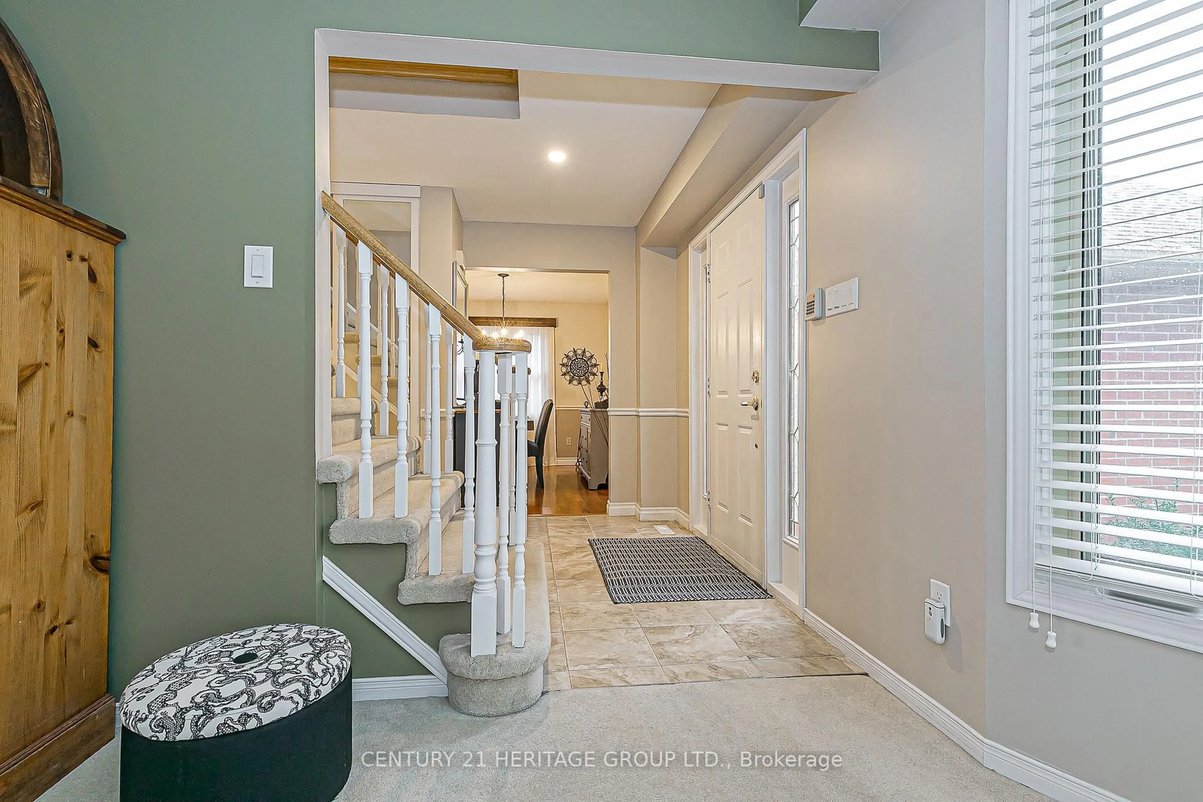 Indoor entryway for 124 John Bowser Cres, Newmarket Ontario L3Y 7P1