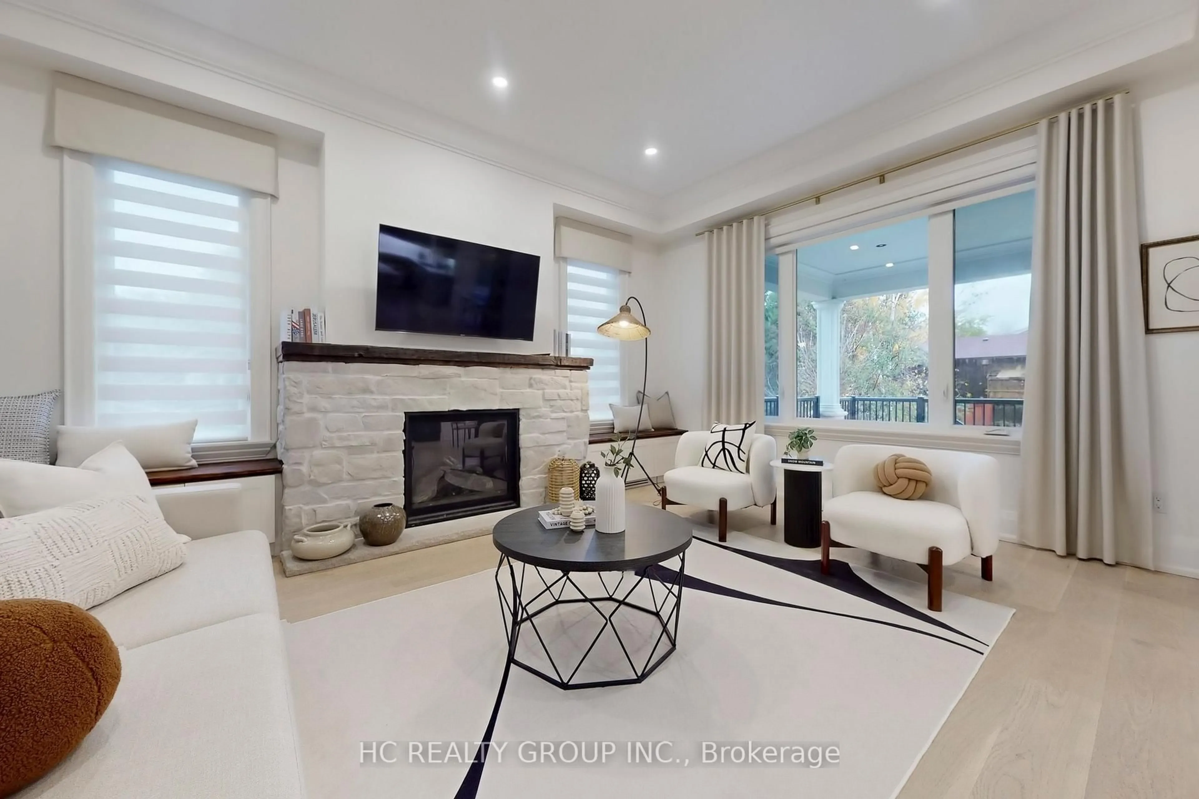 Living room with furniture, unknown for 6077 Hillsdale Dr, Whitchurch-Stouffville Ontario L4A 3B7