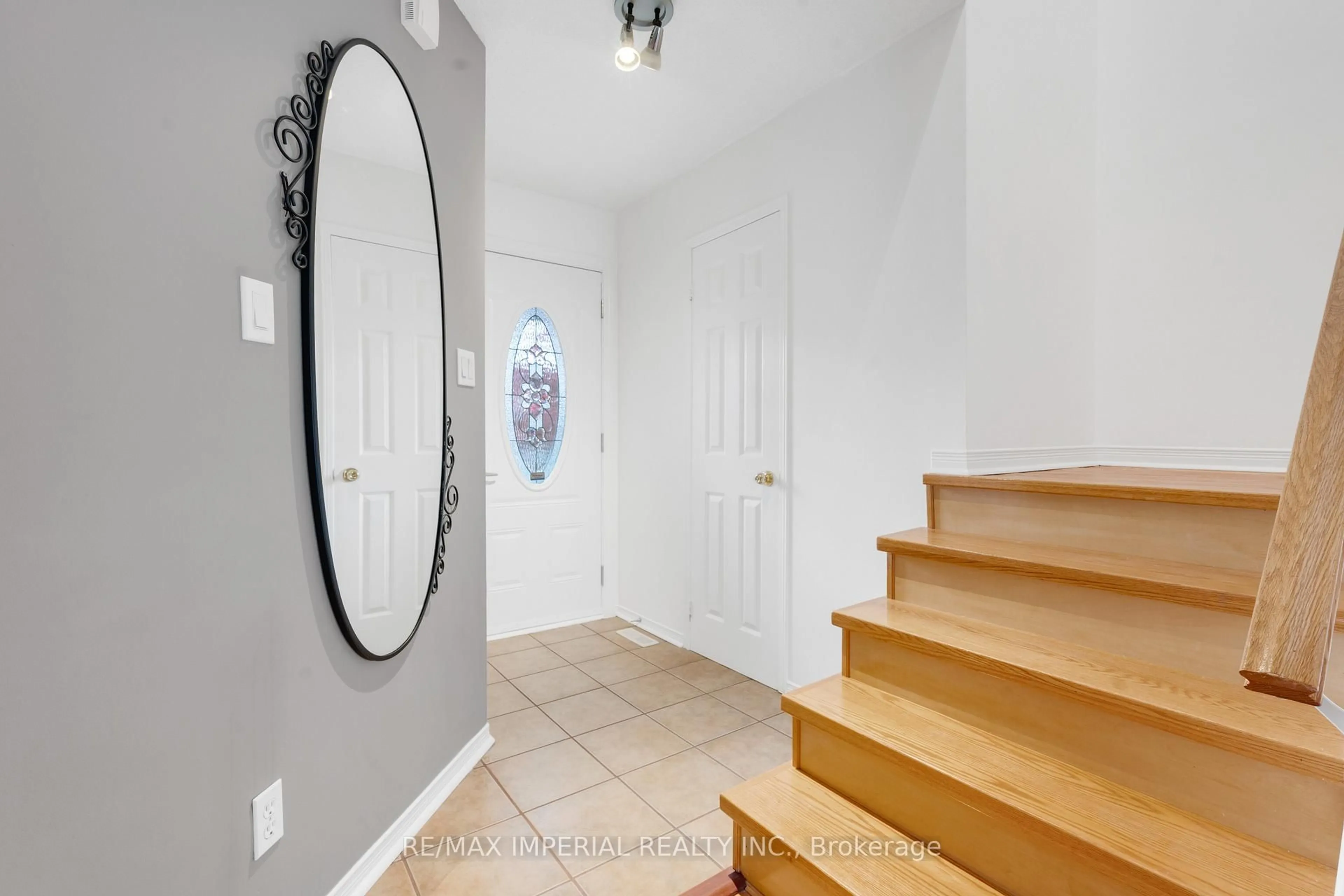 Indoor entryway for 99 Islay Cres, Vaughan Ontario L6A 2B9
