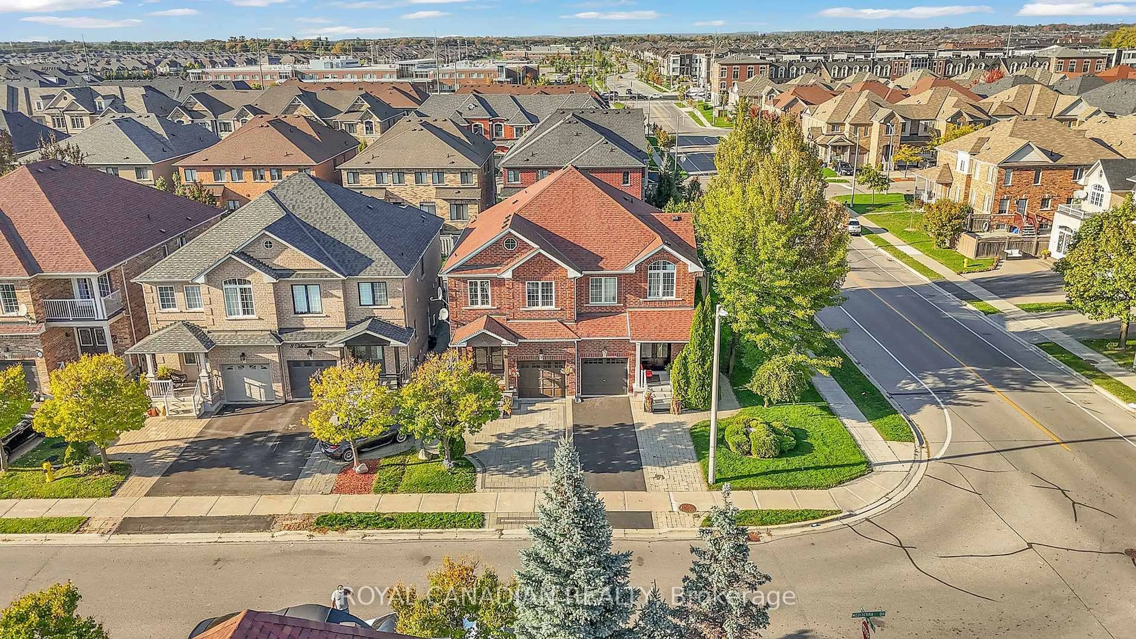 A pic from outside/outdoor area/front of a property/back of a property/a pic from drone, street for 6 Mediterra Dr, Vaughan Ontario L4H 3B6