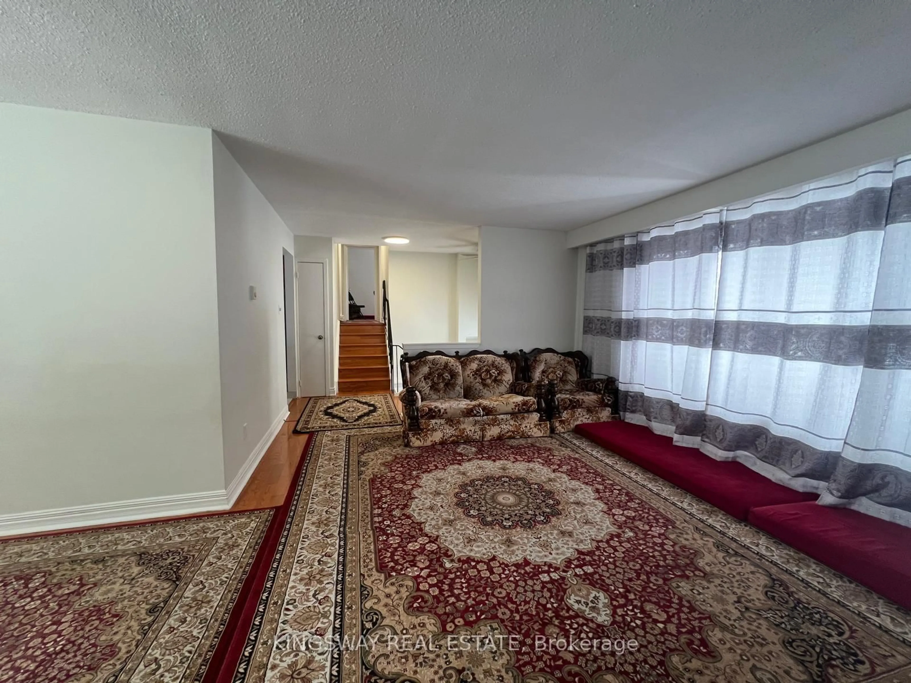 A pic of a room for 100 River Dr, East Gwillimbury Ontario L9N 1A4