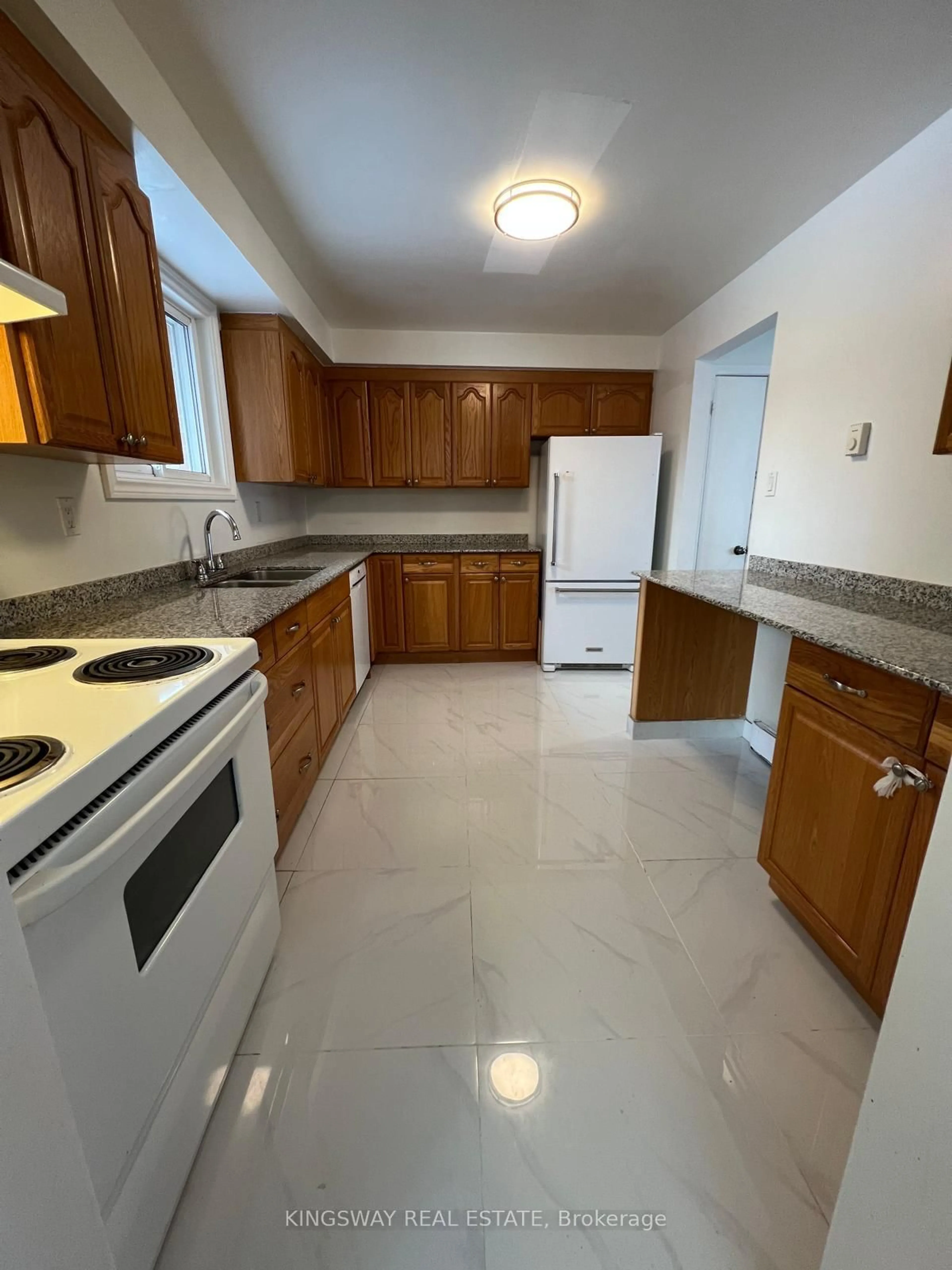 Standard kitchen, ceramic/tile floor for 100 River Dr, East Gwillimbury Ontario L9N 1A4