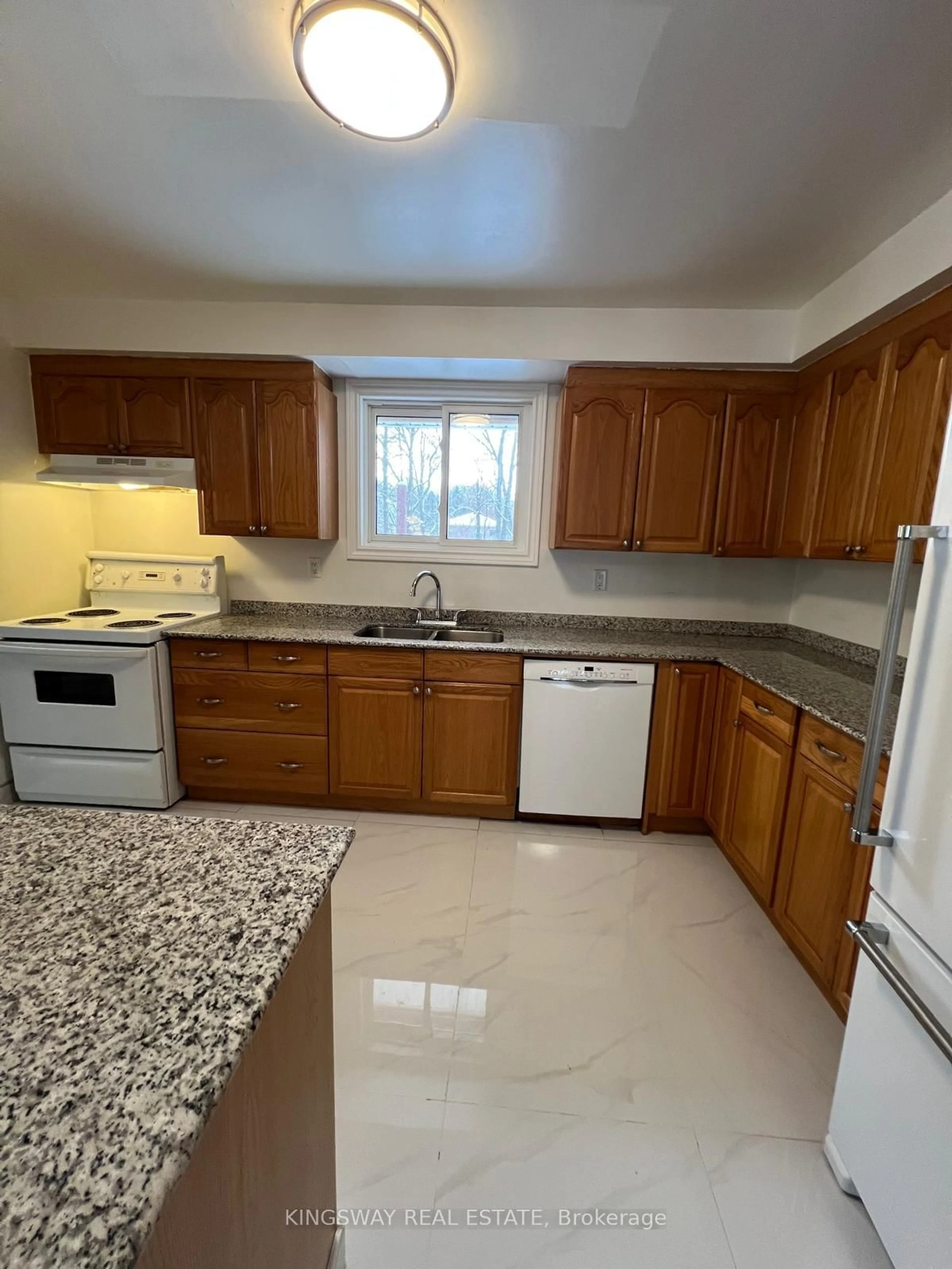 Standard kitchen, ceramic/tile floor for 100 River Dr, East Gwillimbury Ontario L9N 1A4