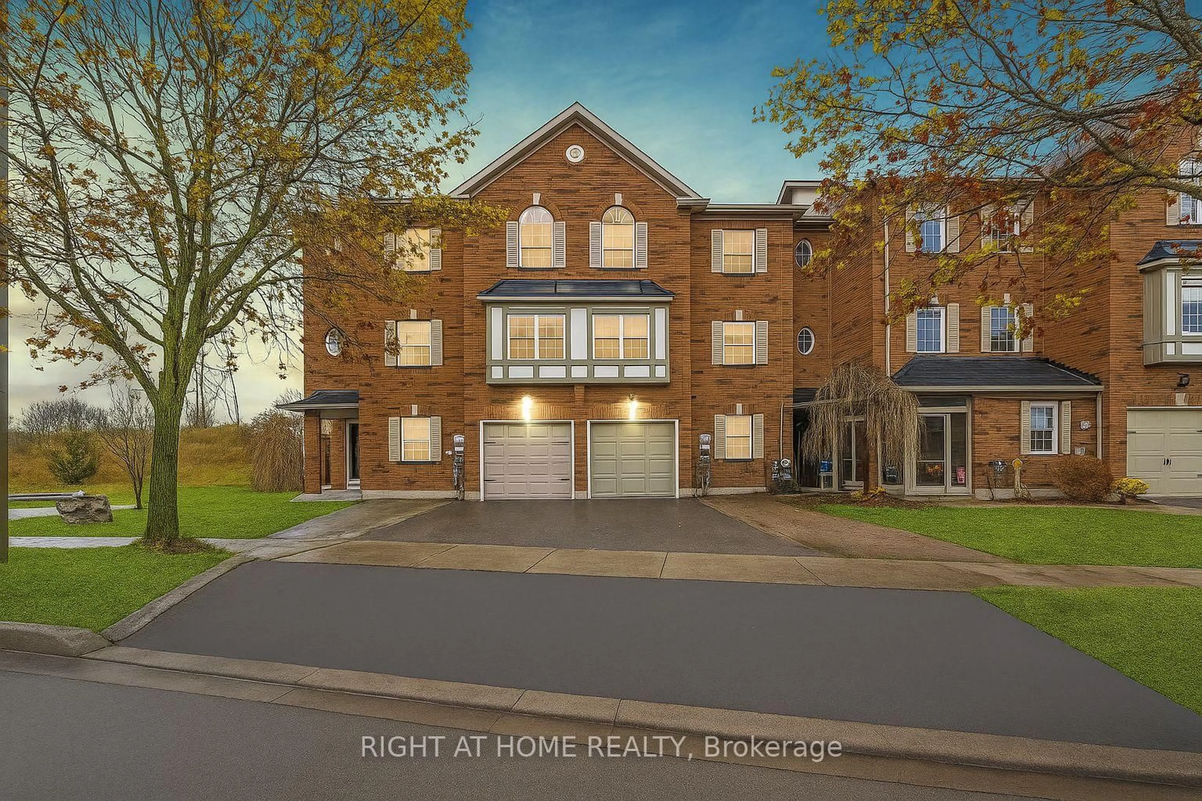 A pic from outside/outdoor area/front of a property/back of a property/a pic from drone, street for 27 Hawtin Lane, Aurora Ontario L4G 7L4