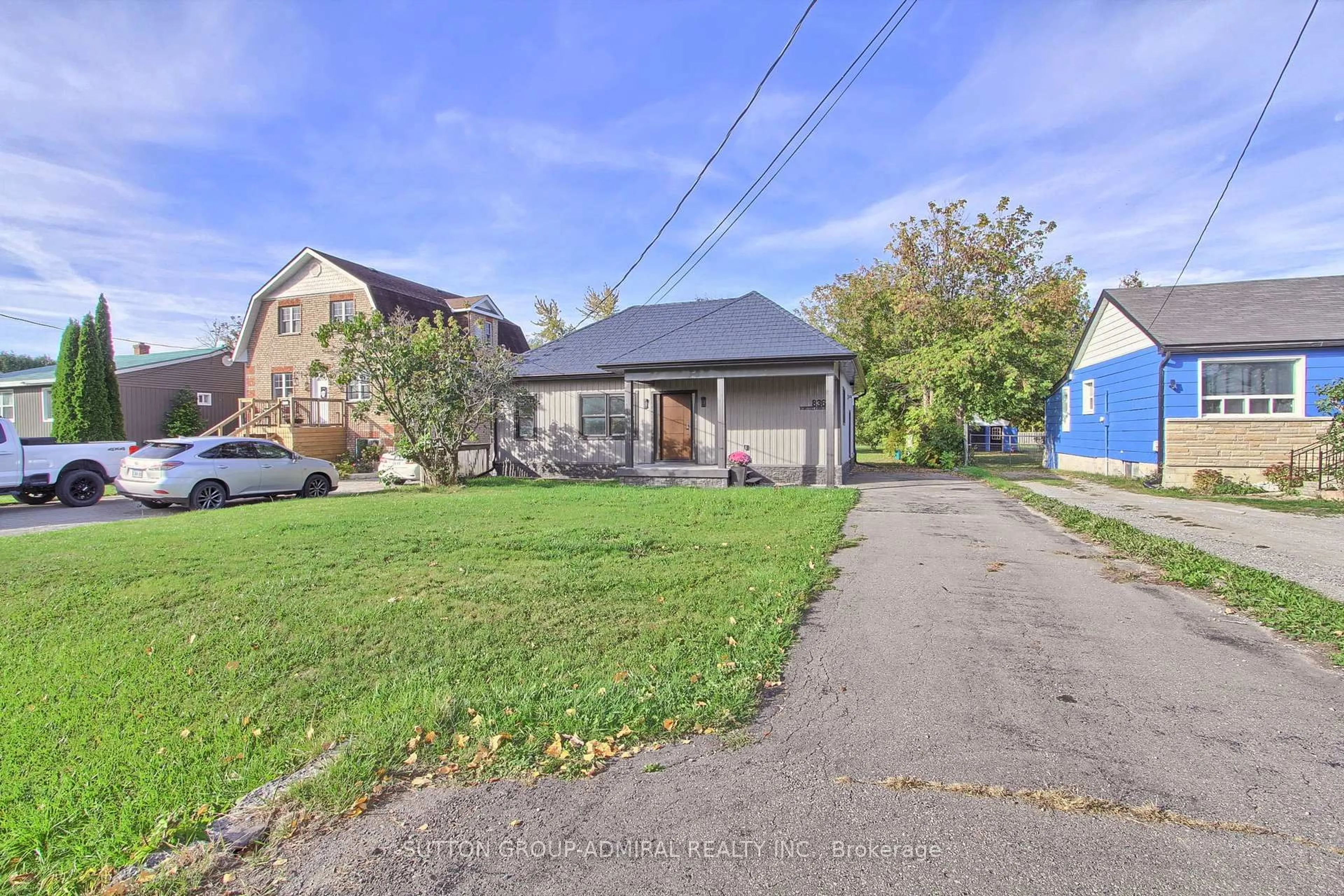 A pic from outside/outdoor area/front of a property/back of a property/a pic from drone, street for 836 Montsell Ave, Georgina Ontario L0E 1S0